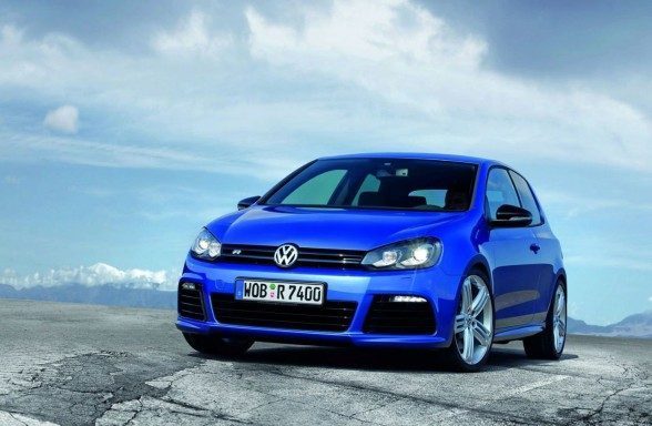 2011-volkswagen-golf-r-front-angle-view-588x384-8061347-6937951-3790750