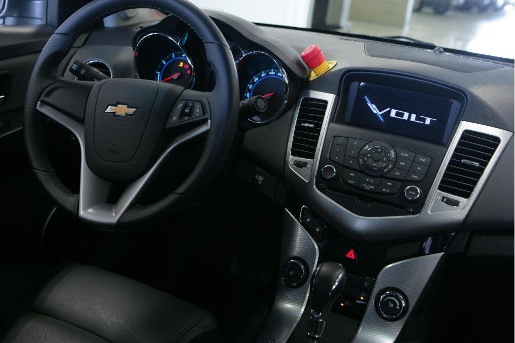 2011-chevrolet-volt-mule-cruze-interior-with-test-car-kill-switch_100180563_l-1525406-6437030-1203312
