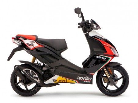 aprilia-sr-50-scooter-with-max-biaggis-world-superbike-graphics-452x336-6639434-7678882-2304709