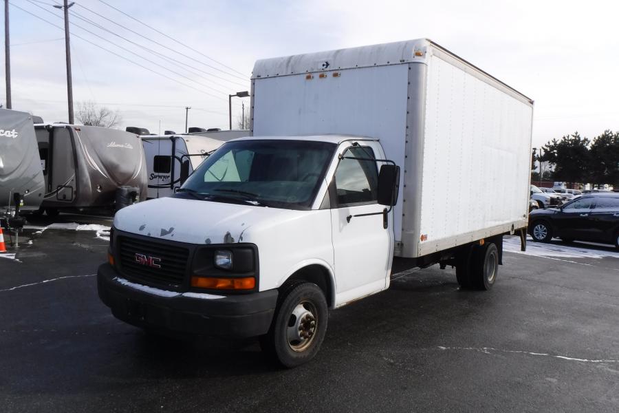 Repo.com | 2003 GMC Savana G3500 16 Foot Cube Van with Power Tailgate