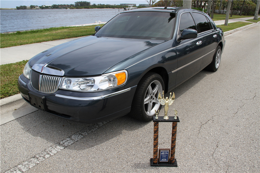 1998 LINCOLN TOWNCAR CUSTOM 4-DOOR SEDAN -