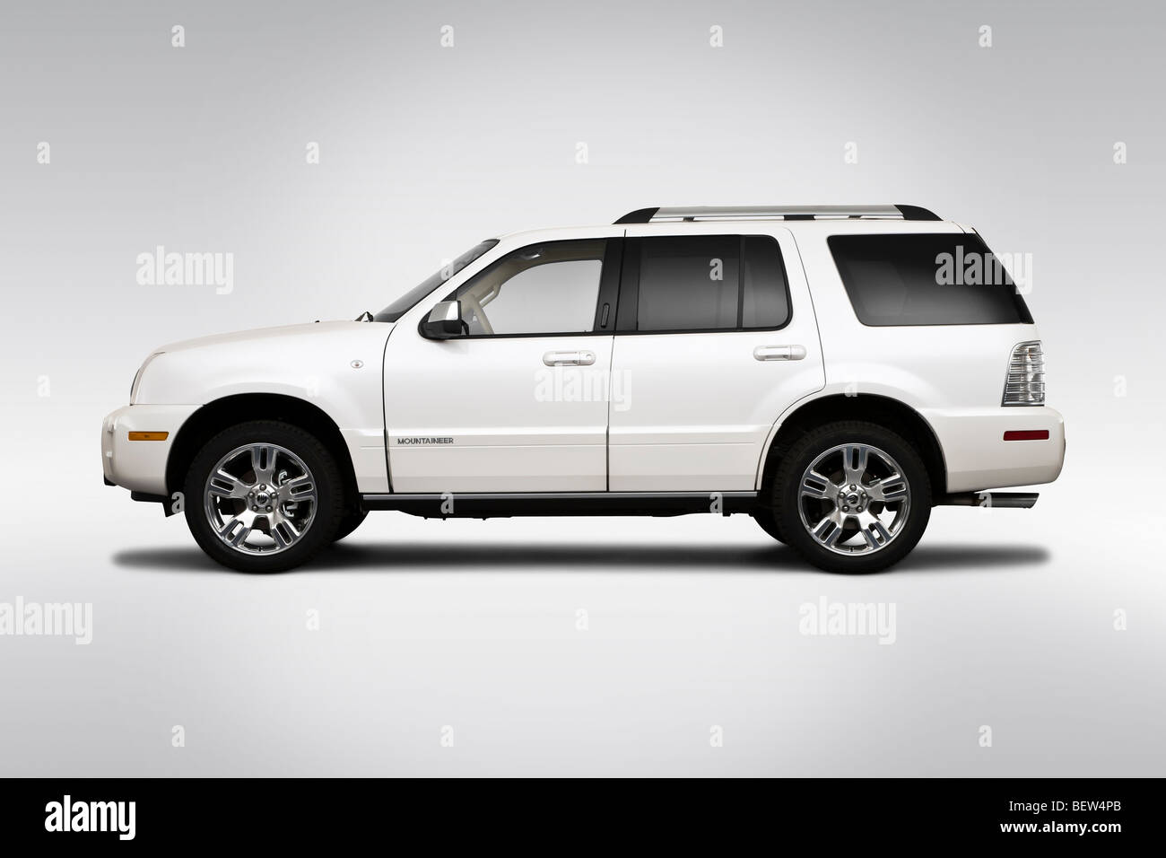 2010 Mercury Mountaineer Premier in White - Drivers Side Profile Stock  Photo - Alamy