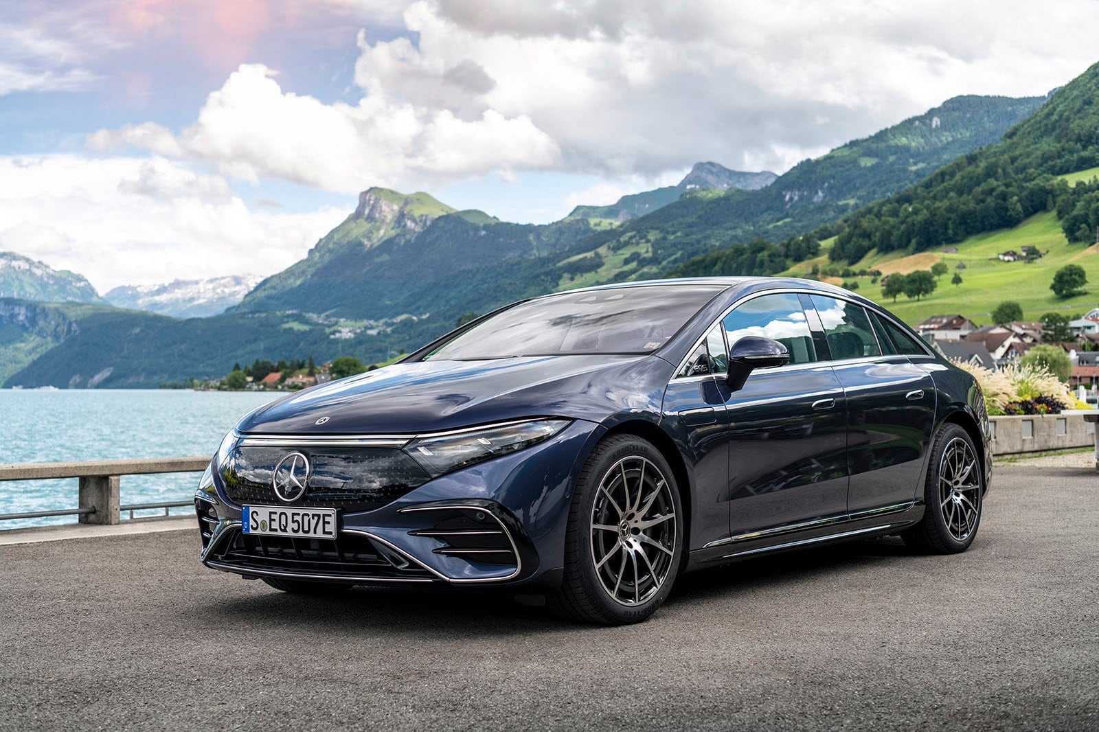 The 2022 Mercedes-Benz EQS Is a True Flagship Luxury Sedan That Just  Happens to Be an EV | Edmunds
