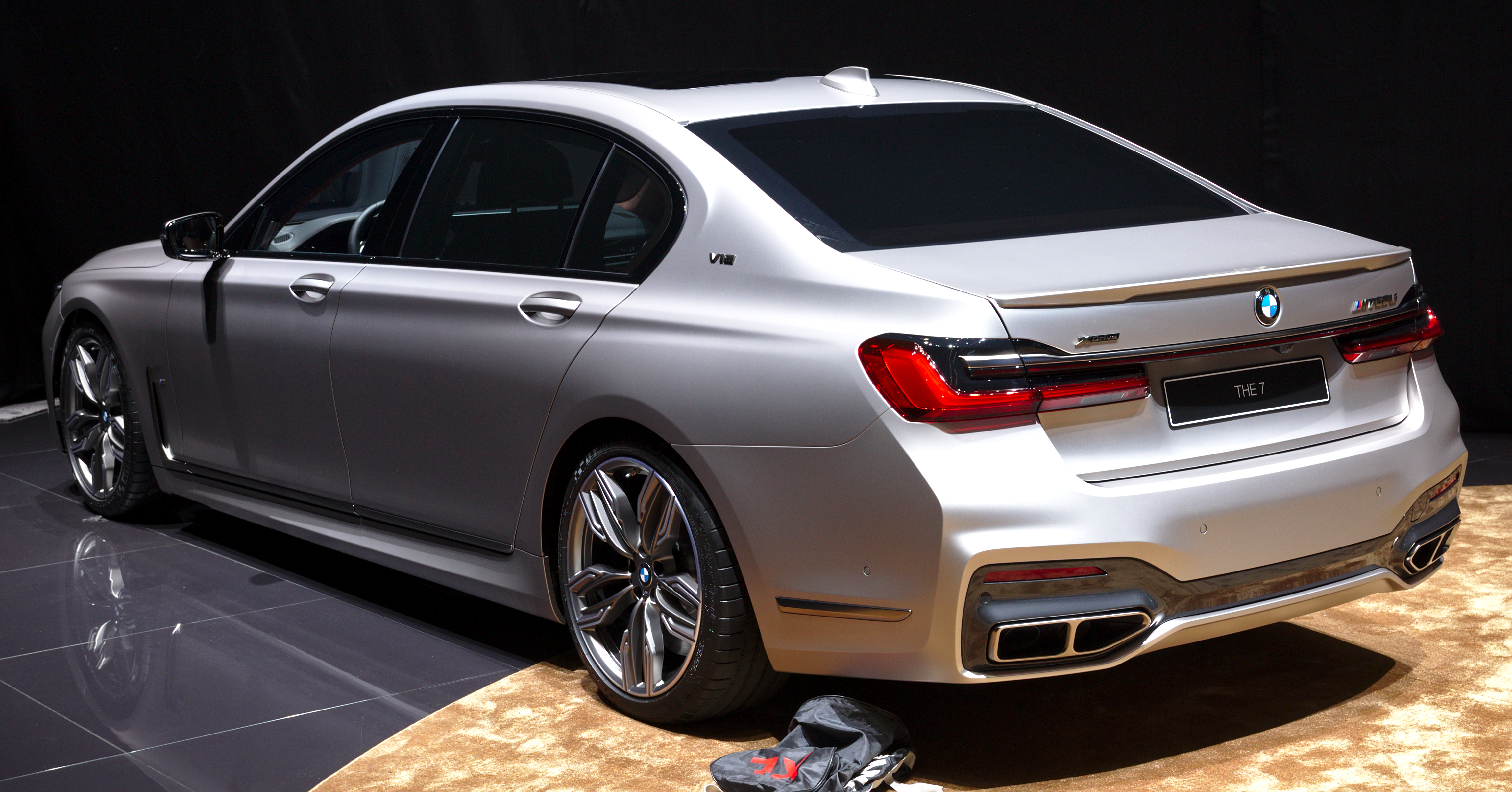 File:BMW M760Li Genf 2019 1Y7A5112.jpg - Wikimedia Commons