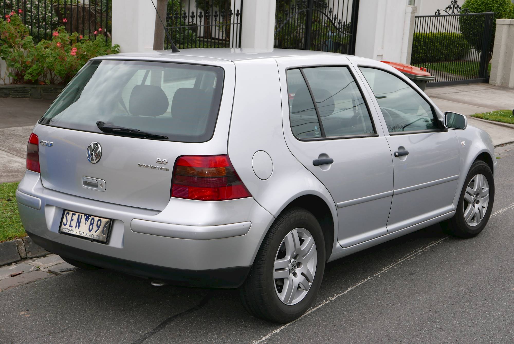 2003 Volkswagen Golf GL 2.0L 4dr Hatchback 5-spd manual w/OD