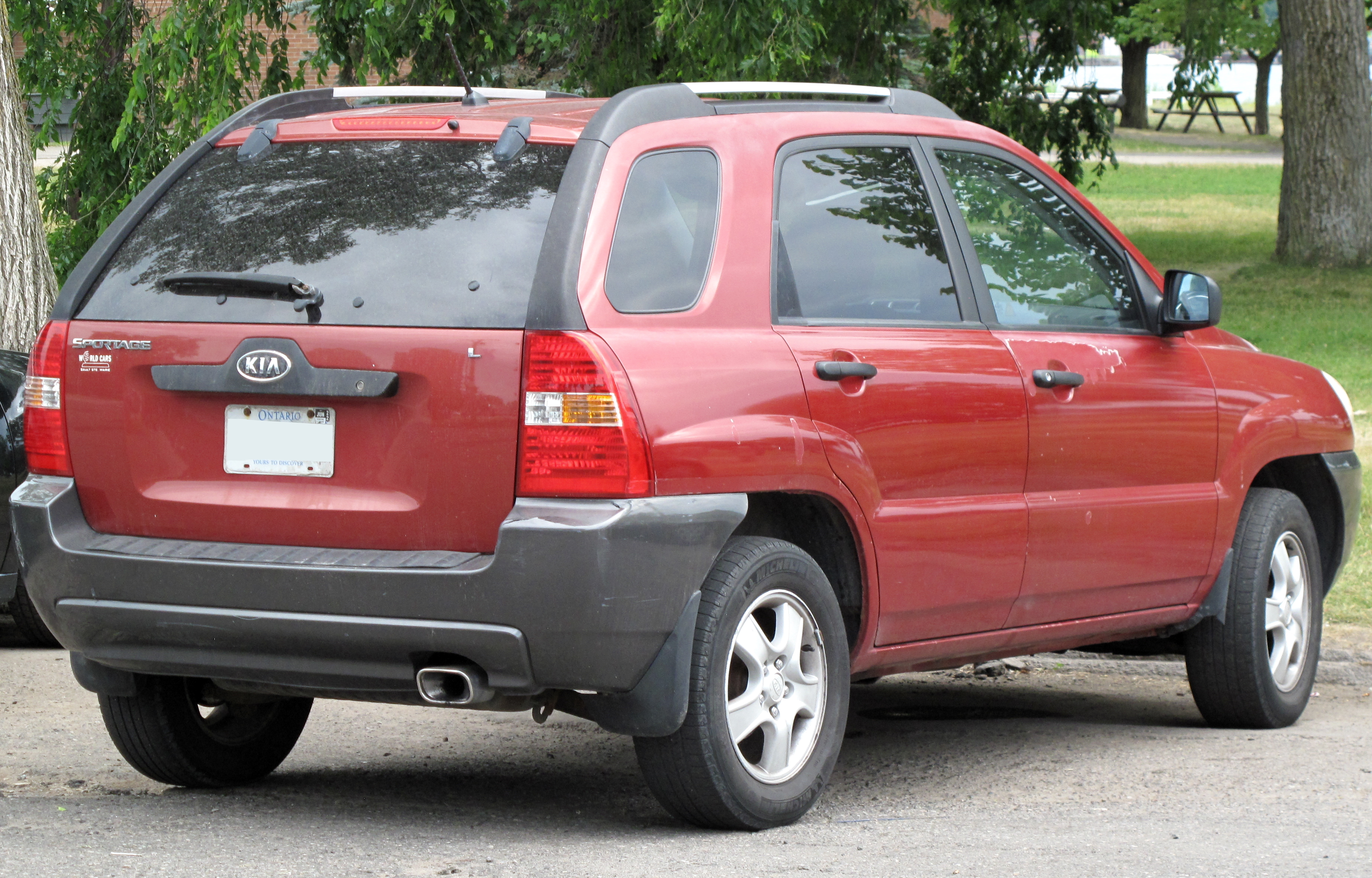 File:2006 Kia Sportage LX in Volcanic Red, Rear Right, 07-19-2022.jpg -  Wikimedia Commons