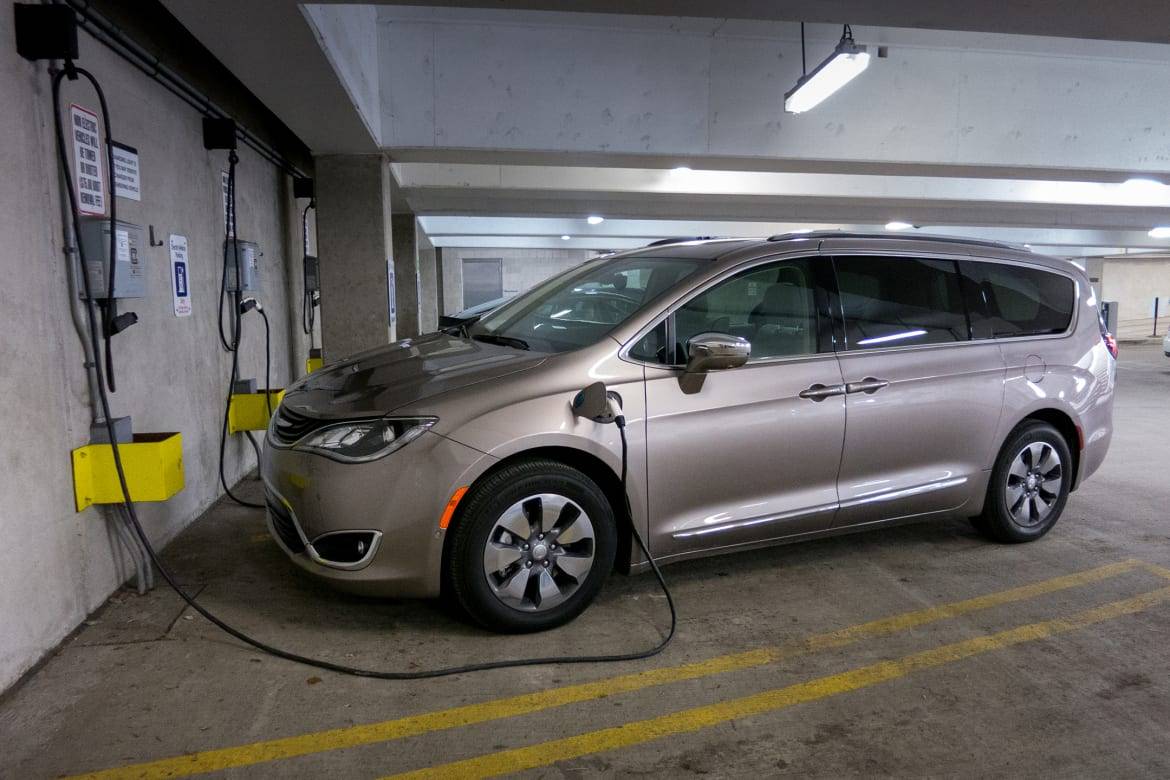 Here's When You Can Buy the 2017 Chrysler Pacifica Hybrid | Cars.com