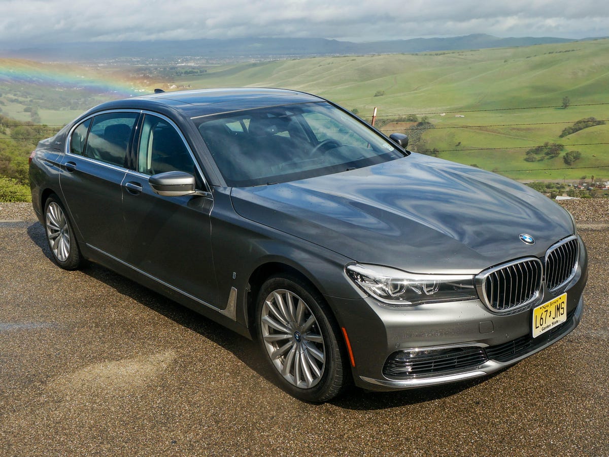 2018 BMW 740e Review: Large luxury plugs in for improved economy - CNET
