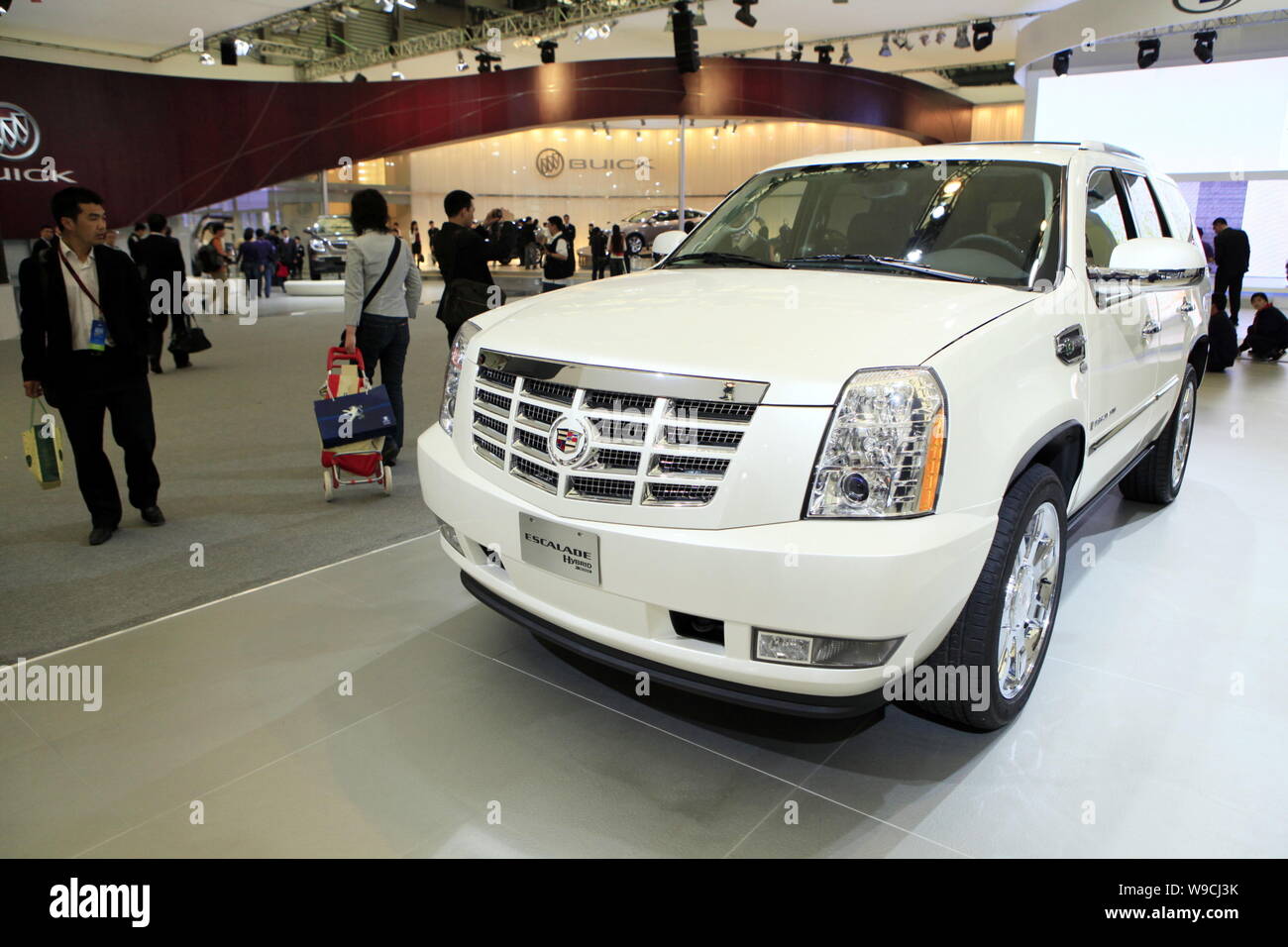 FILE--Visitors look at a Cadillac Escalade Hybrid of GM (General Motors) on  display at the 13th Shanghai International Automobile Industry Exhibitio  Stock Photo - Alamy