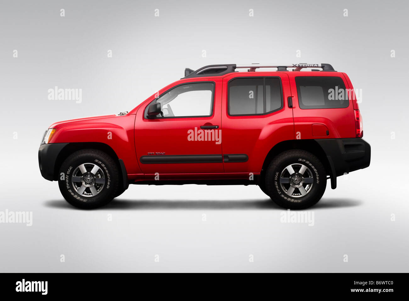 2009 Nissan Xterra in Red - Drivers Side Profile Stock Photo - Alamy