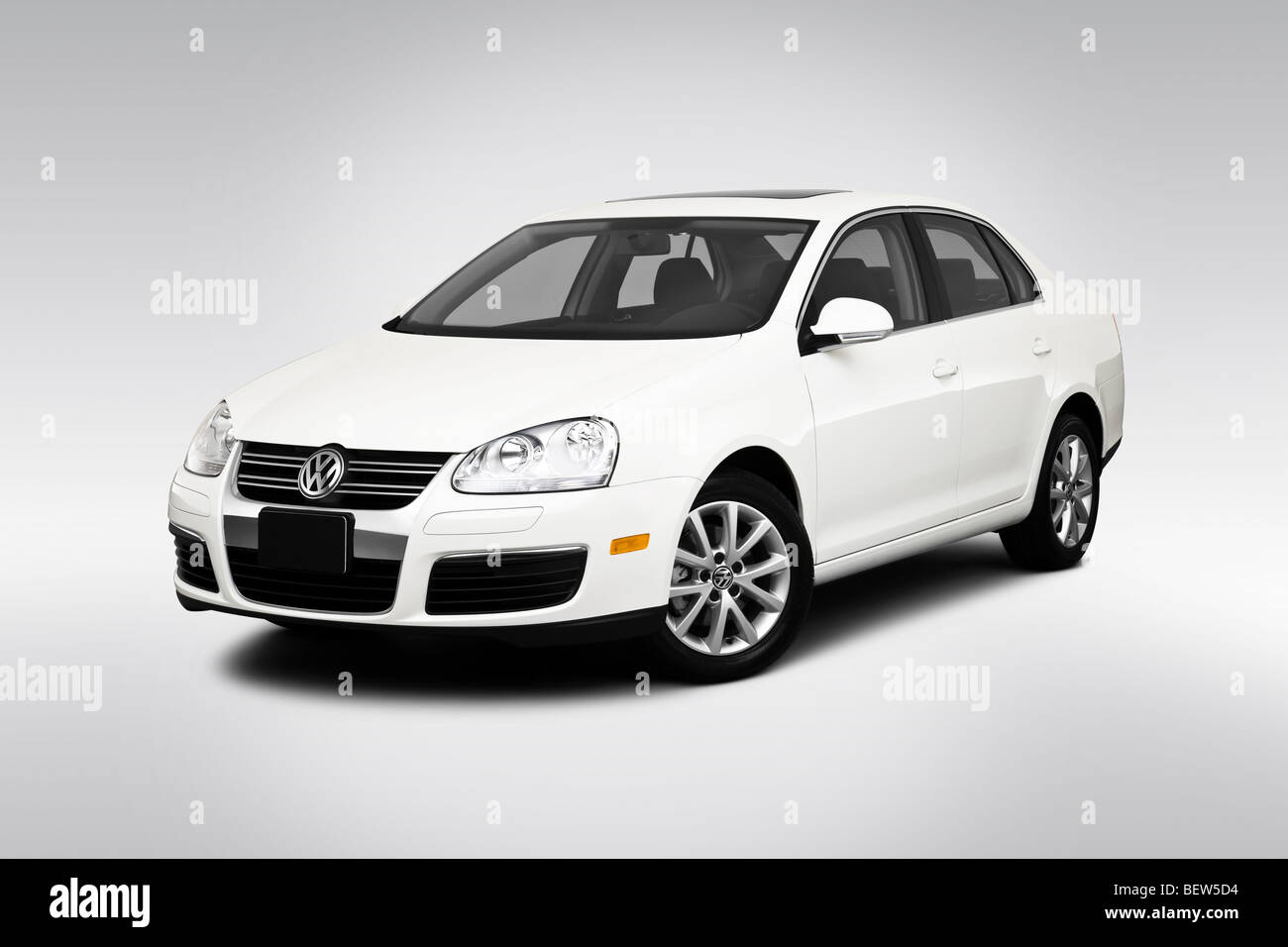 2010 Volkswagen Jetta SE in White - Front angle view Stock Photo - Alamy
