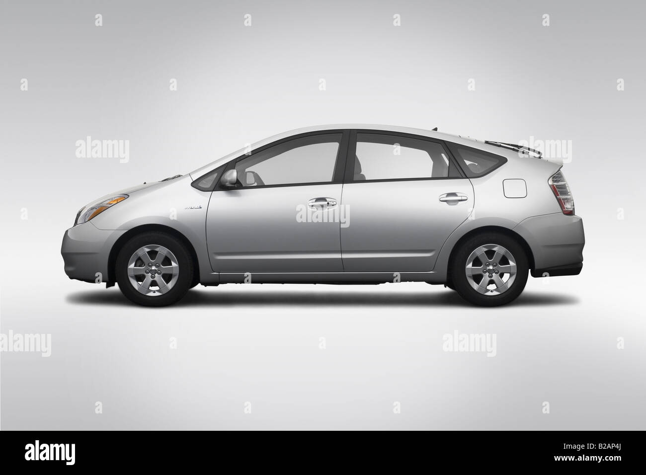 2008 Toyota Prius Hybrid in Silver - Drivers Side Profile Stock Photo -  Alamy