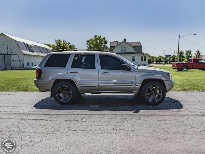 2004 Jeep Grand Cherokee - 18x9 Fuel Offroad Wheels 255/55R18 Nitto Tires