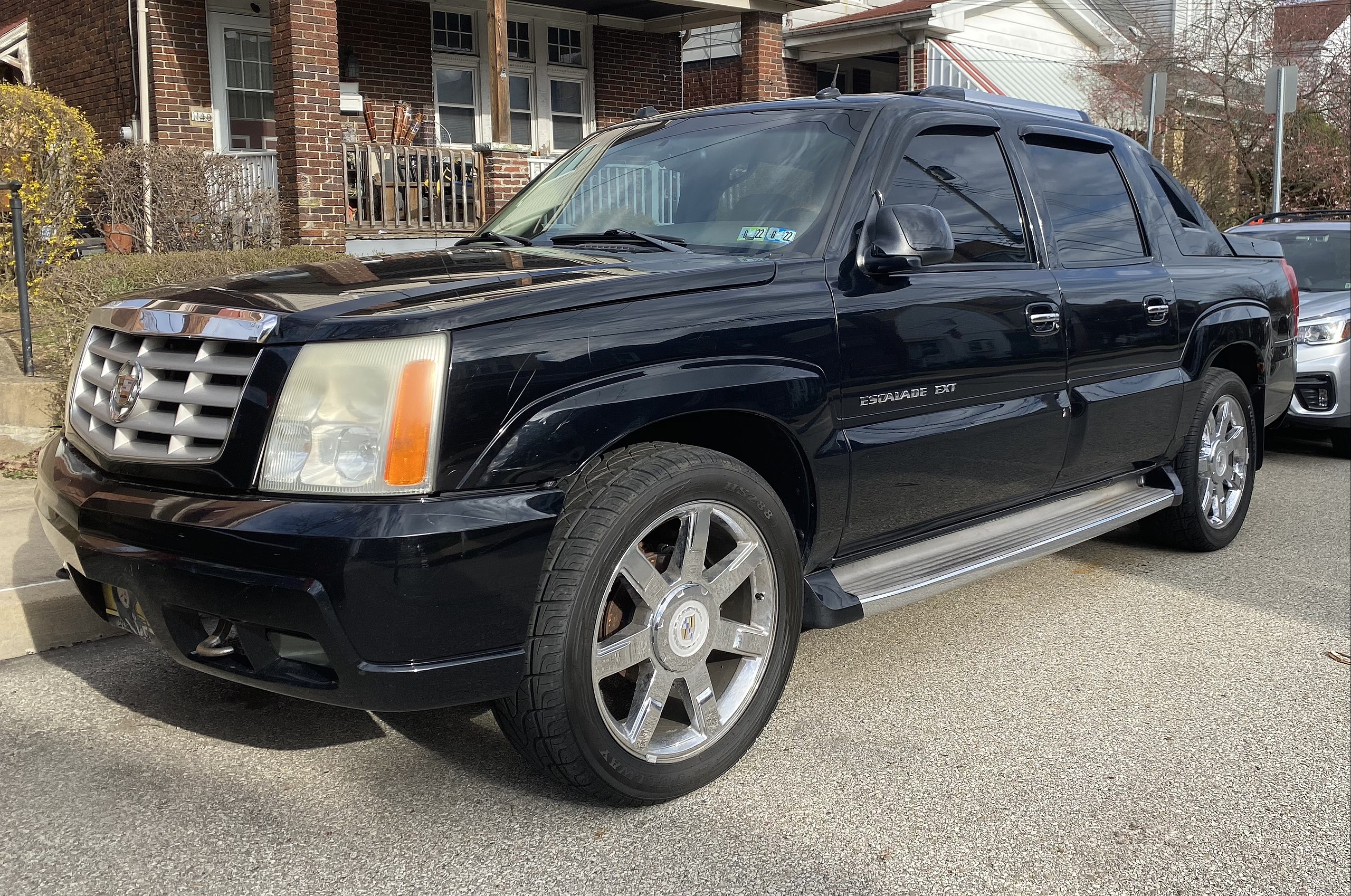 File:2004 Cadillac Escalade EXT in Black Raven, front left, 3-24-2022.jpg -  Wikimedia Commons