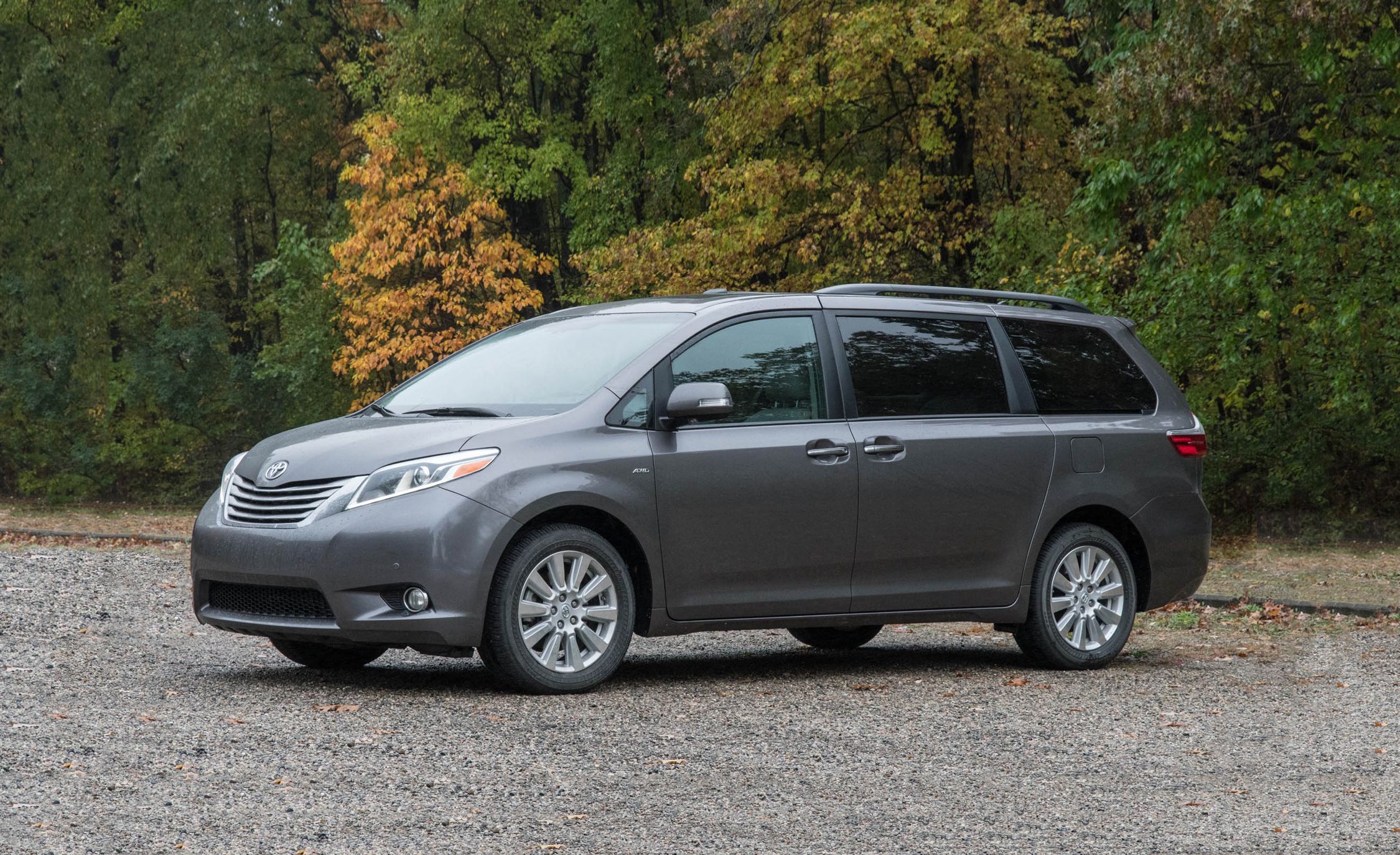 2017 Toyota Sienna Review, Pricing, and Specs