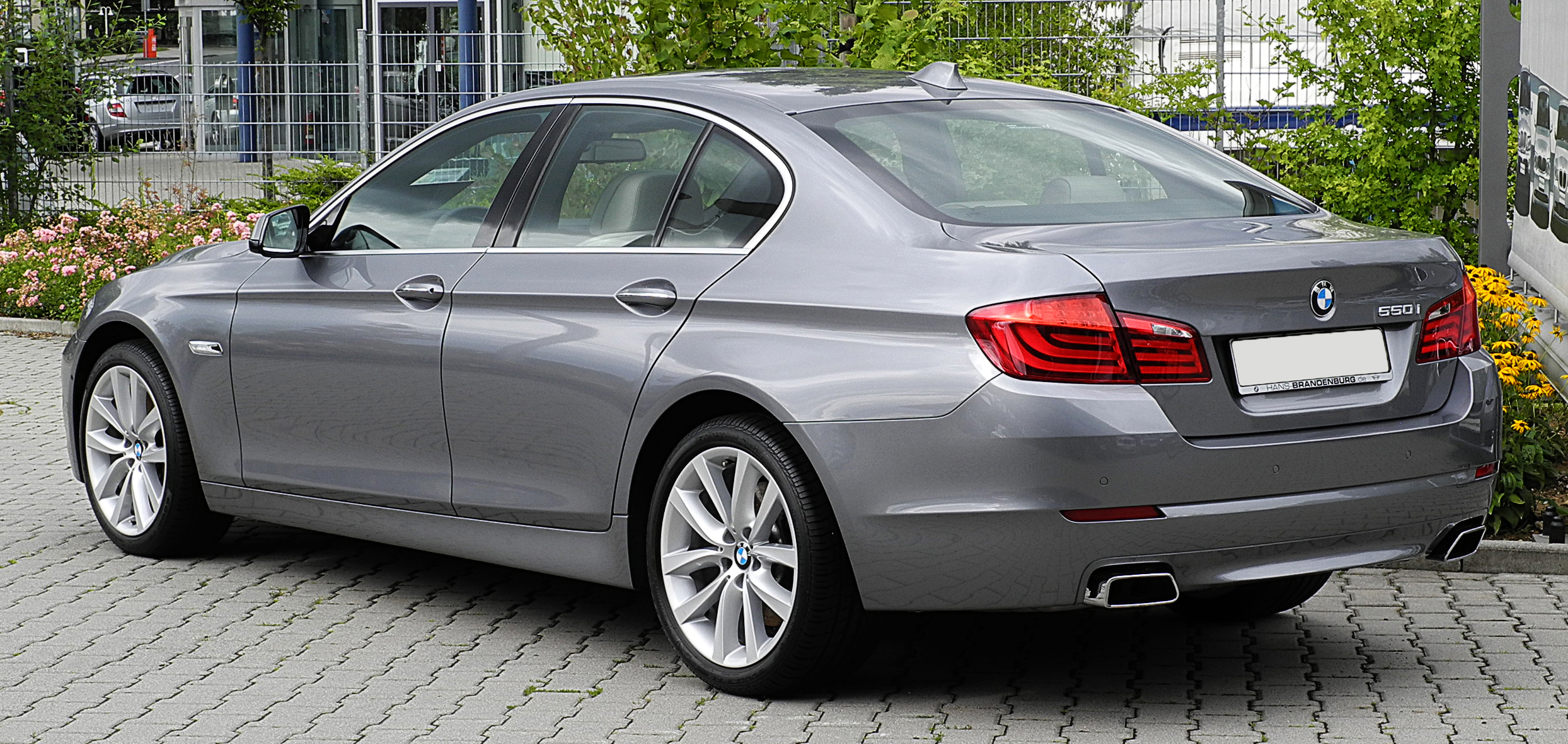 File:BMW 550i (F10) – Heckansicht, 17. Juli 2011, Mettmann.jpg - Wikimedia  Commons