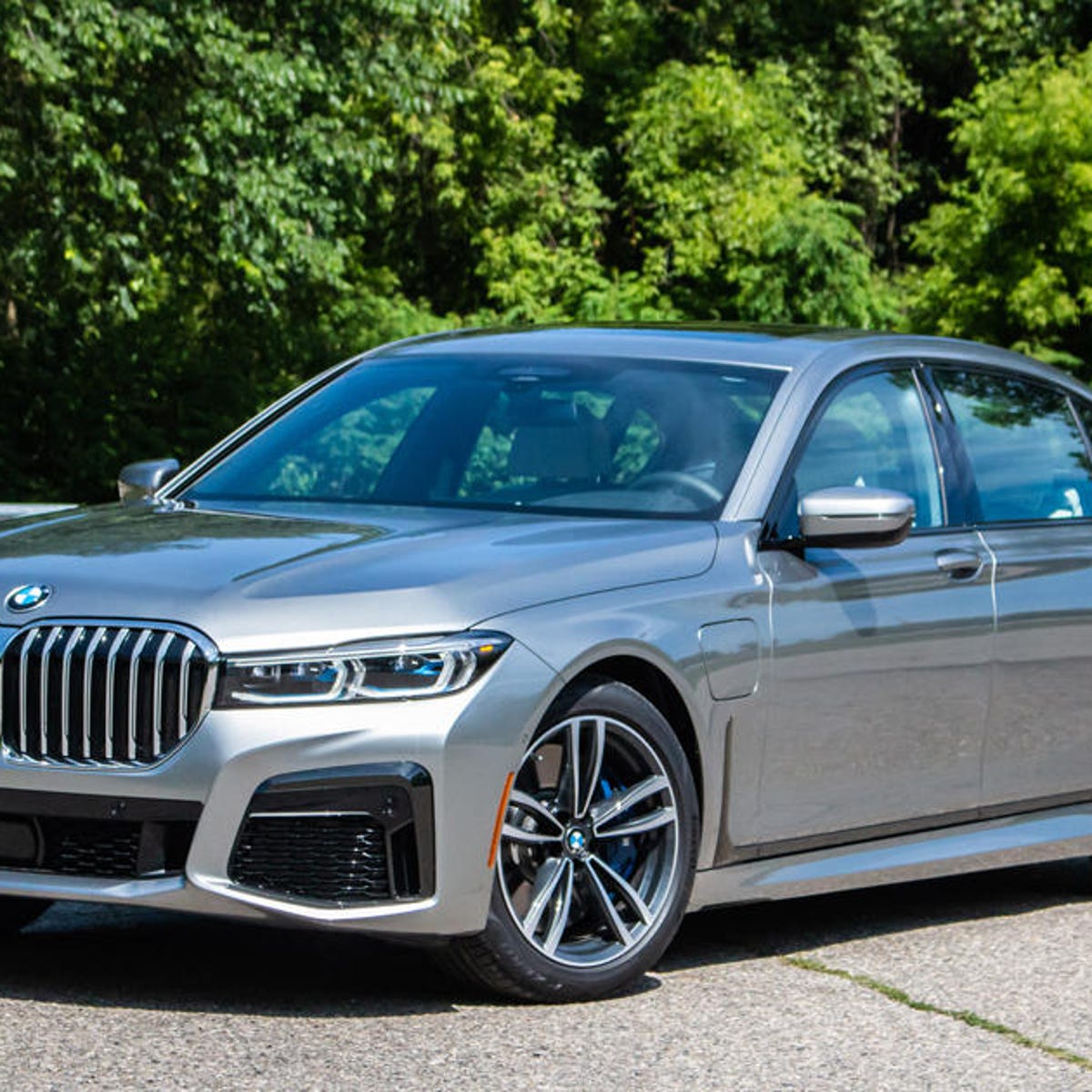 2020 BMW 745e xDrive review: A plush plug-in with power and presence - CNET