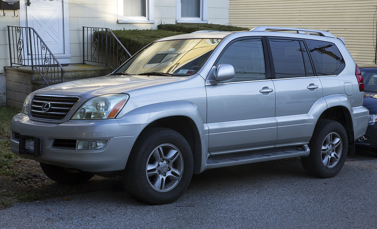 File:2004 Lexus GX 470 in Silver, front left (Valhalla).jpg - Wikimedia  Commons