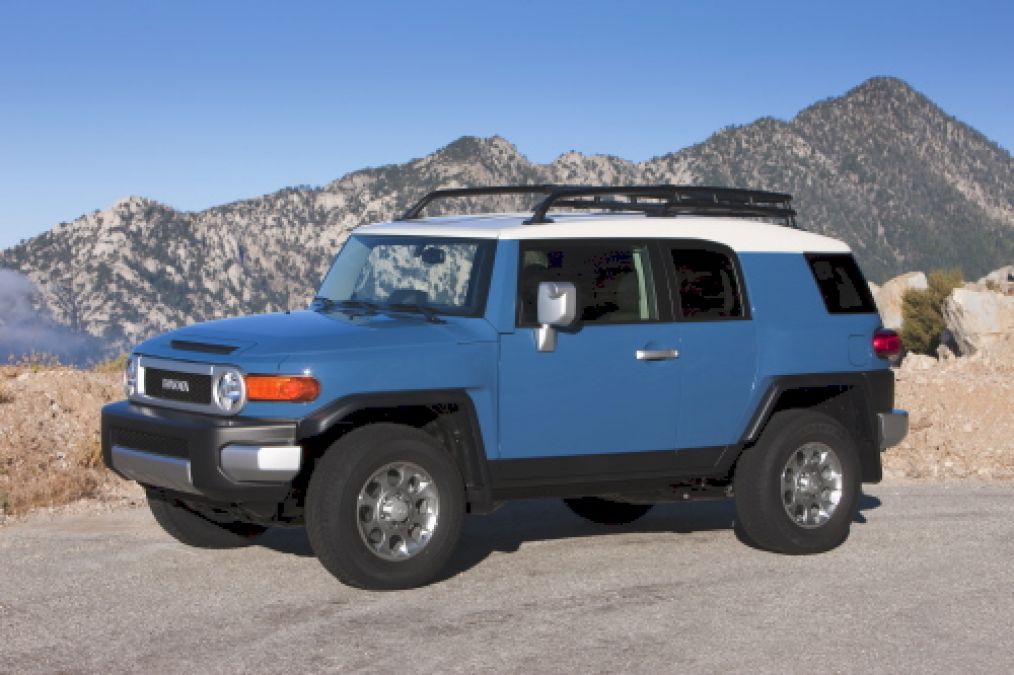 2012 Toyota FJ Cruiser SUV melds grit with glamour | Torque News