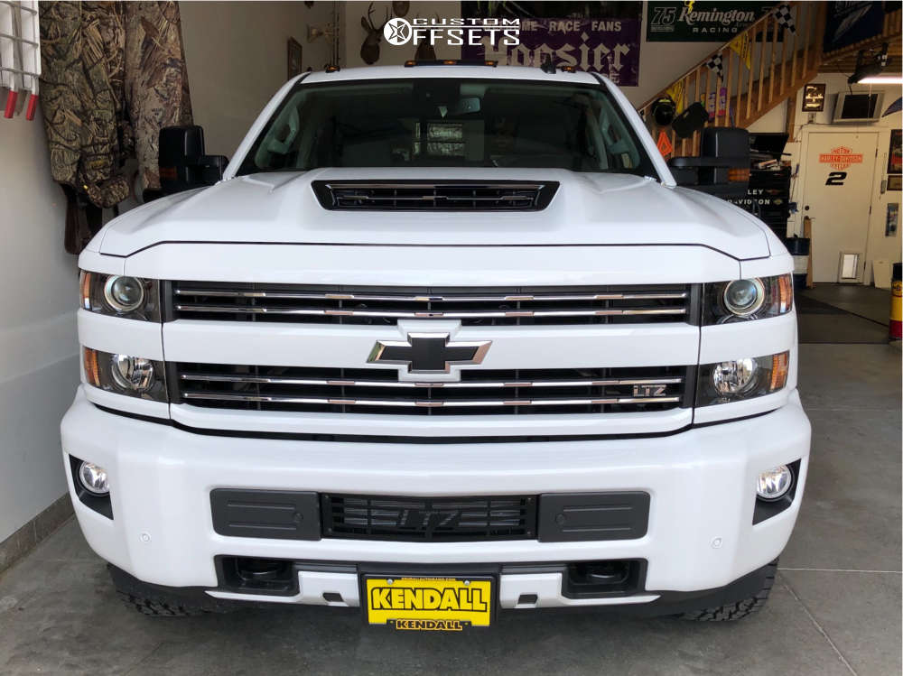 2019 Chevrolet Silverado 3500 HD with 20x8.25 -215 Fuel Cleaver and  285/60R20 Toyo Tires Open Country A/T III and Leveling Kit | Custom Offsets