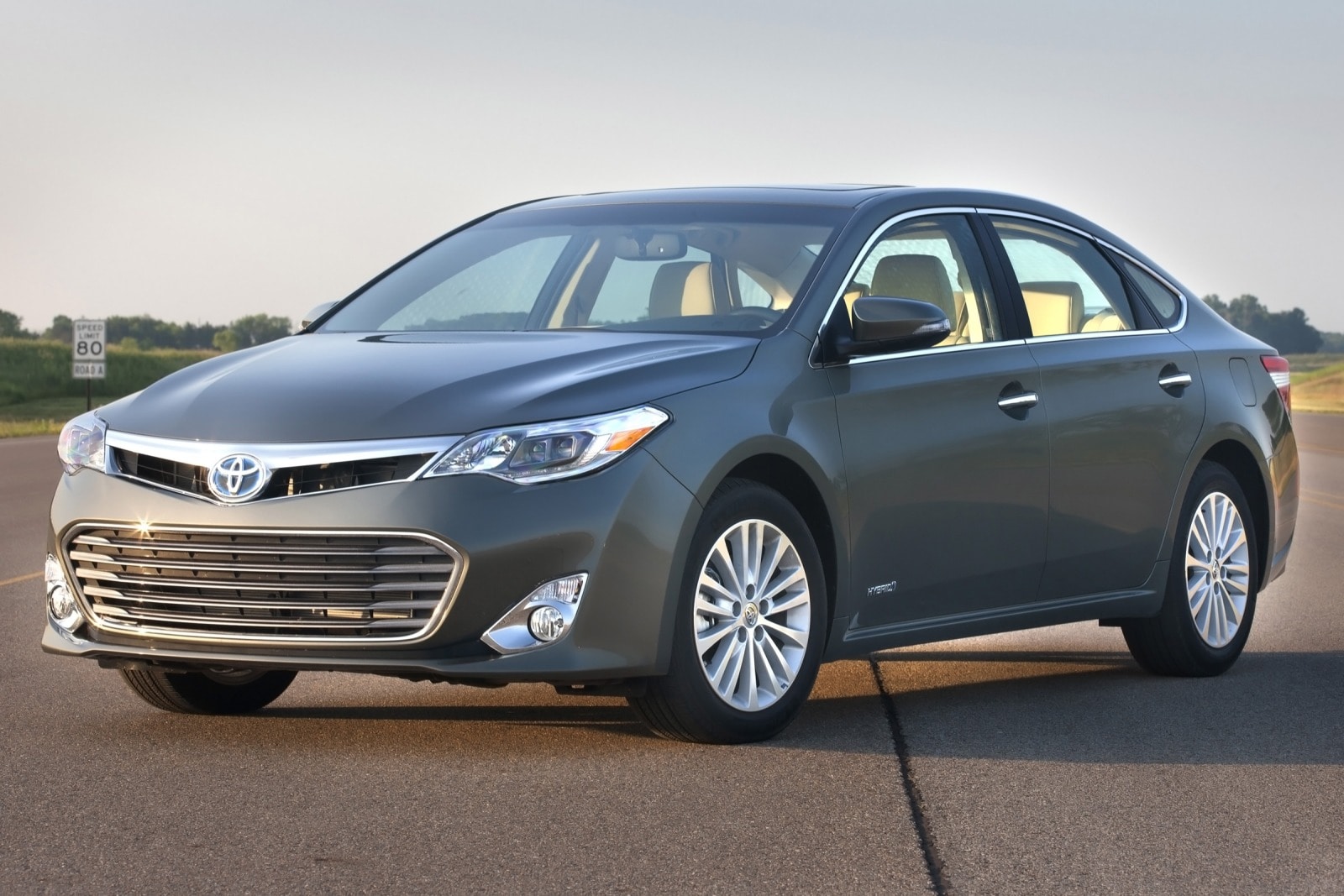 2013 Toyota Avalon Hybrid Review & Ratings | Edmunds
