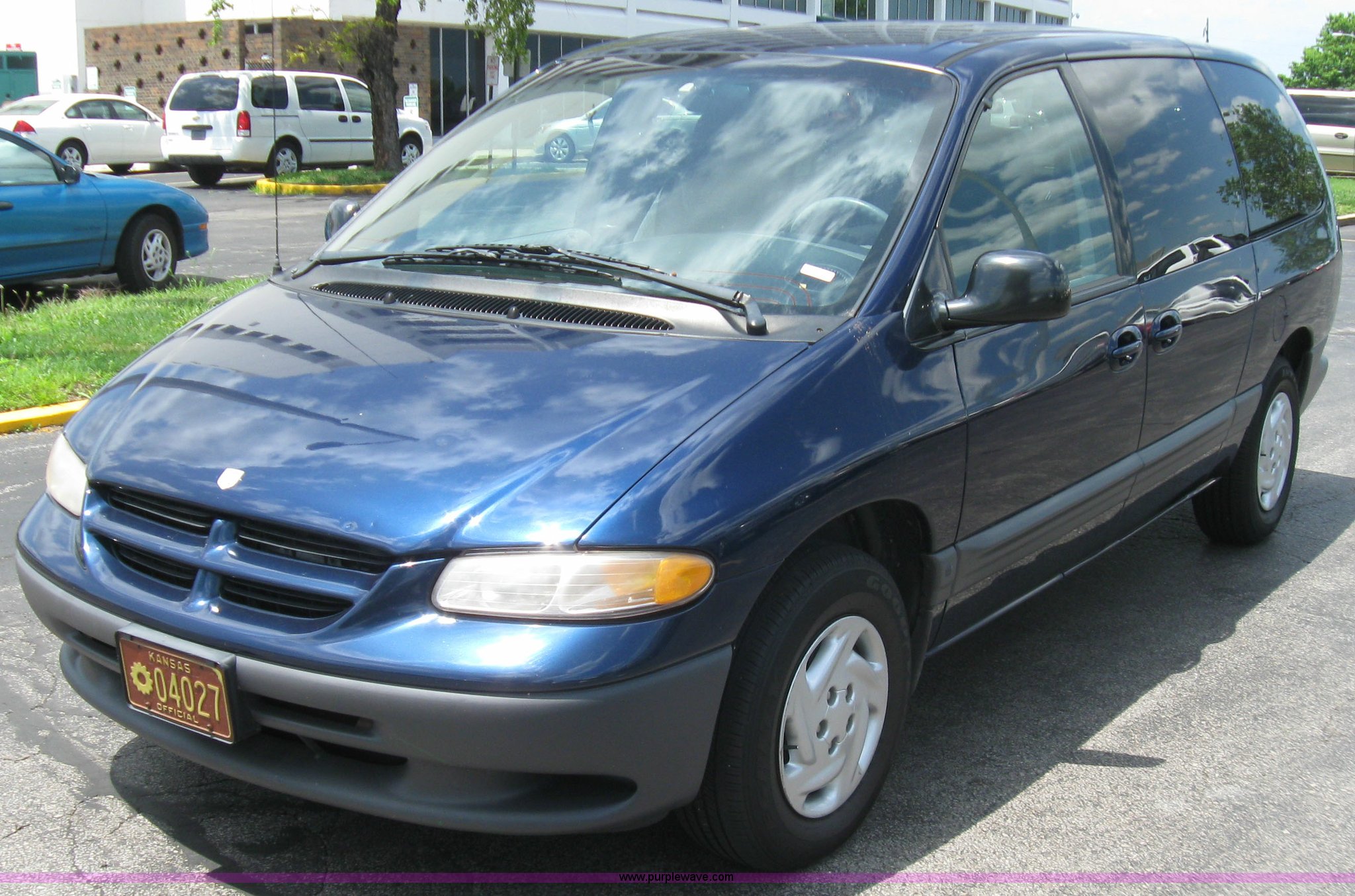 2000 Dodge Grand Caravan SE minivan in Kansas City , KS | Item 2242 sold |  Purple Wave