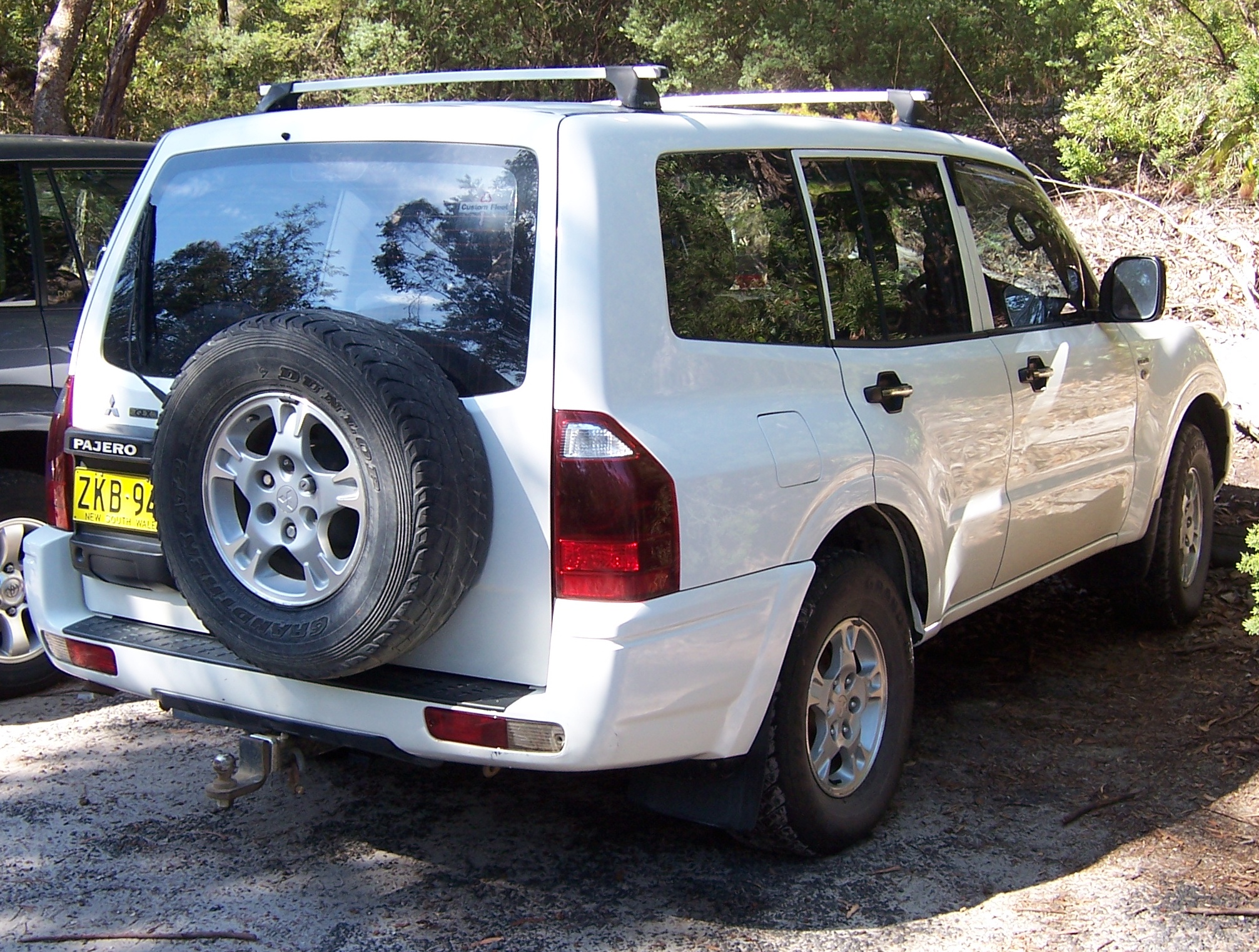 File:2002-2006 Mitsubishi Pajero (NP) GLX wagon 01.jpg - Wikimedia Commons