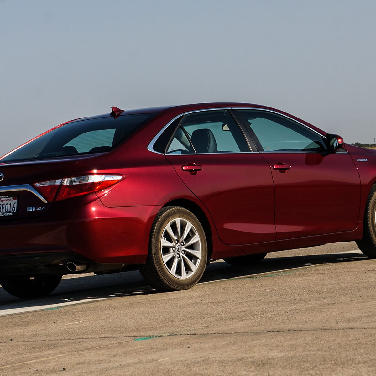2016 Toyota Camry Hybrid review: Guts, but not much glory - CNET