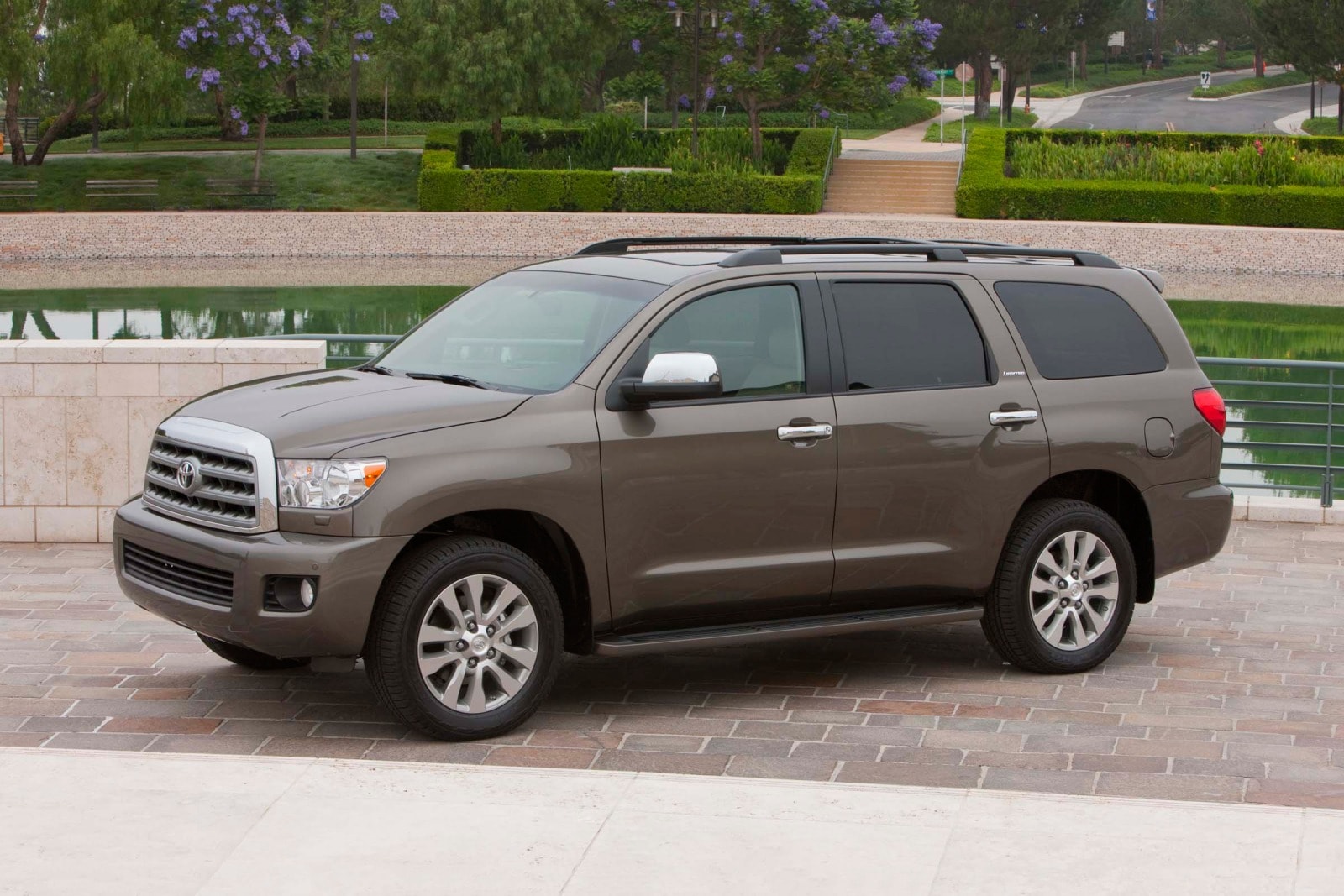 2017 Toyota Sequoia Review & Ratings | Edmunds