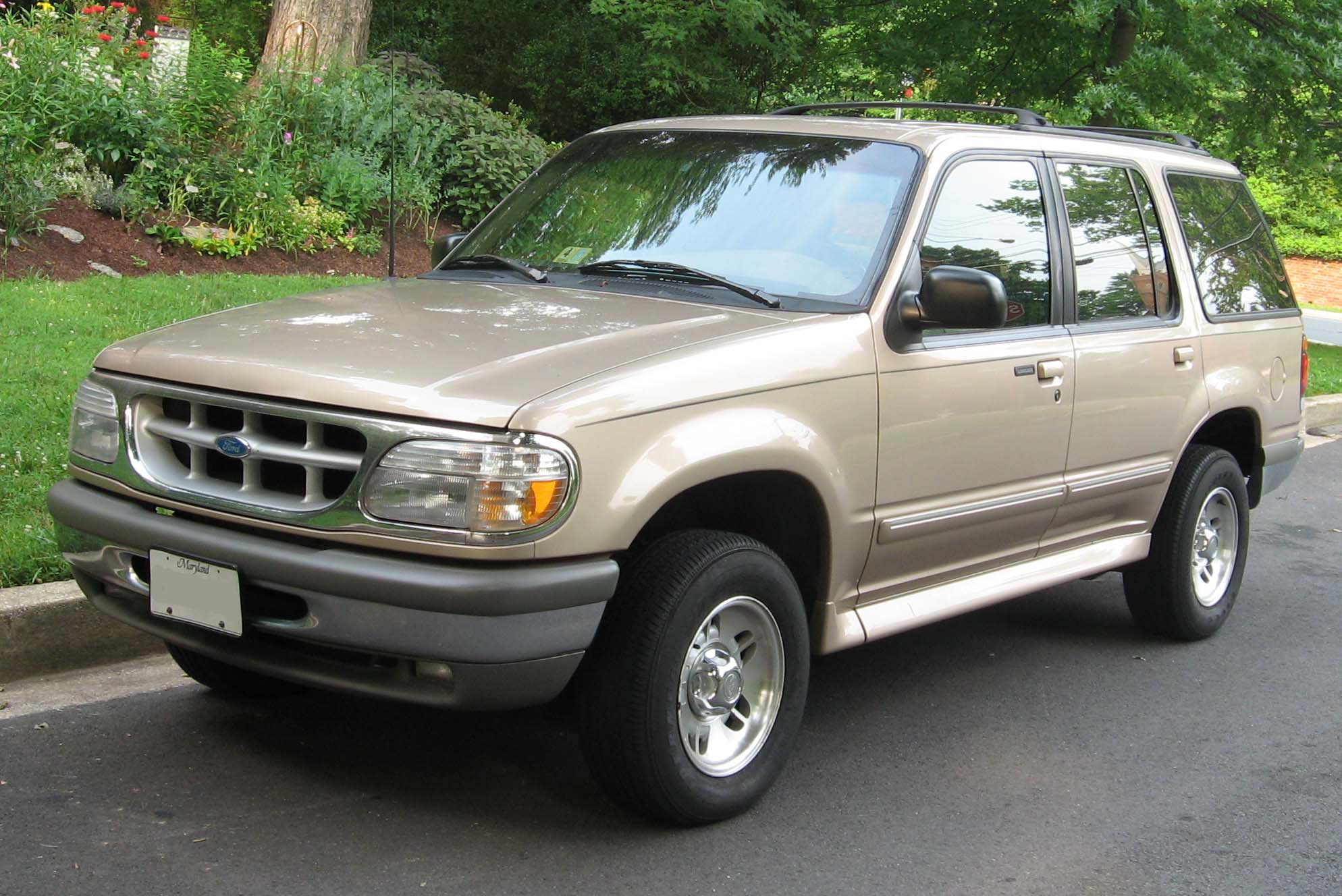 File:95-98 Ford Explorer.jpg - Wikimedia Commons