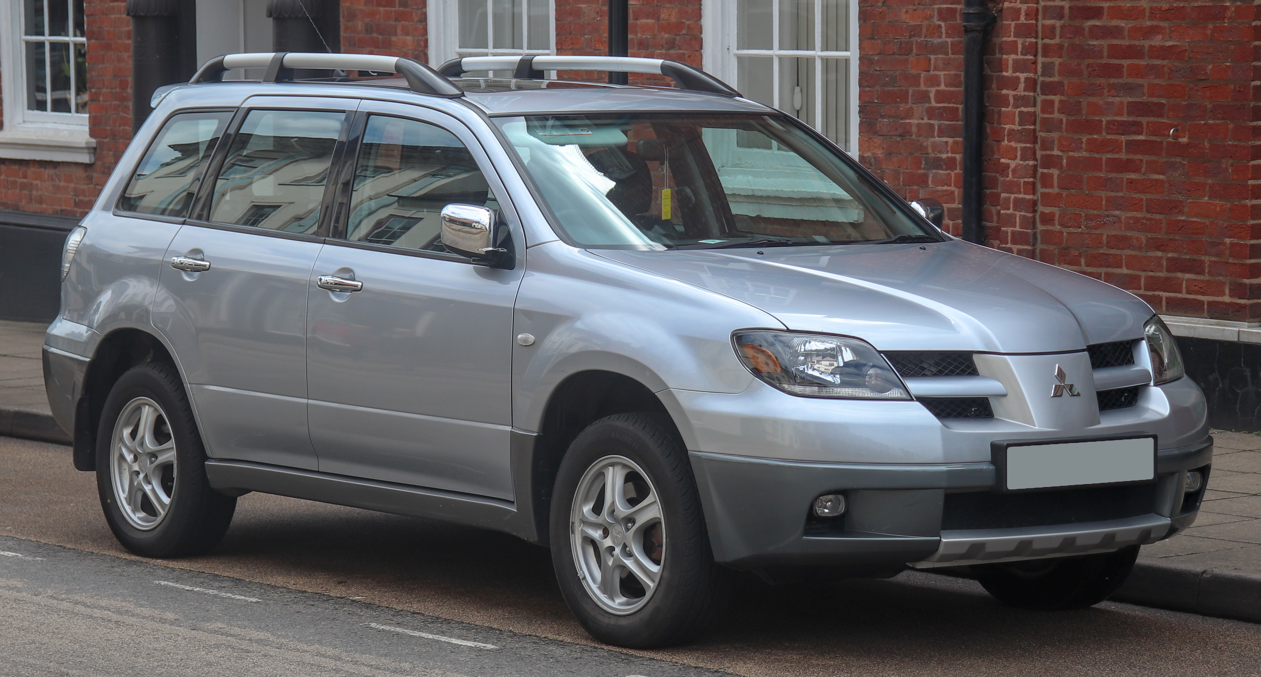 File:2003 Mitsubishi Outlander Sport SE Automatic 2.4 Front.jpg - Wikimedia  Commons