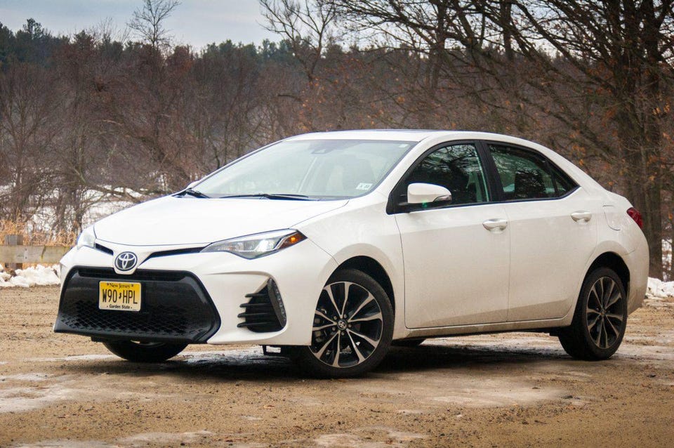 Not Fooling Anyone -- 2018 Toyota Corolla SE 6MT Review