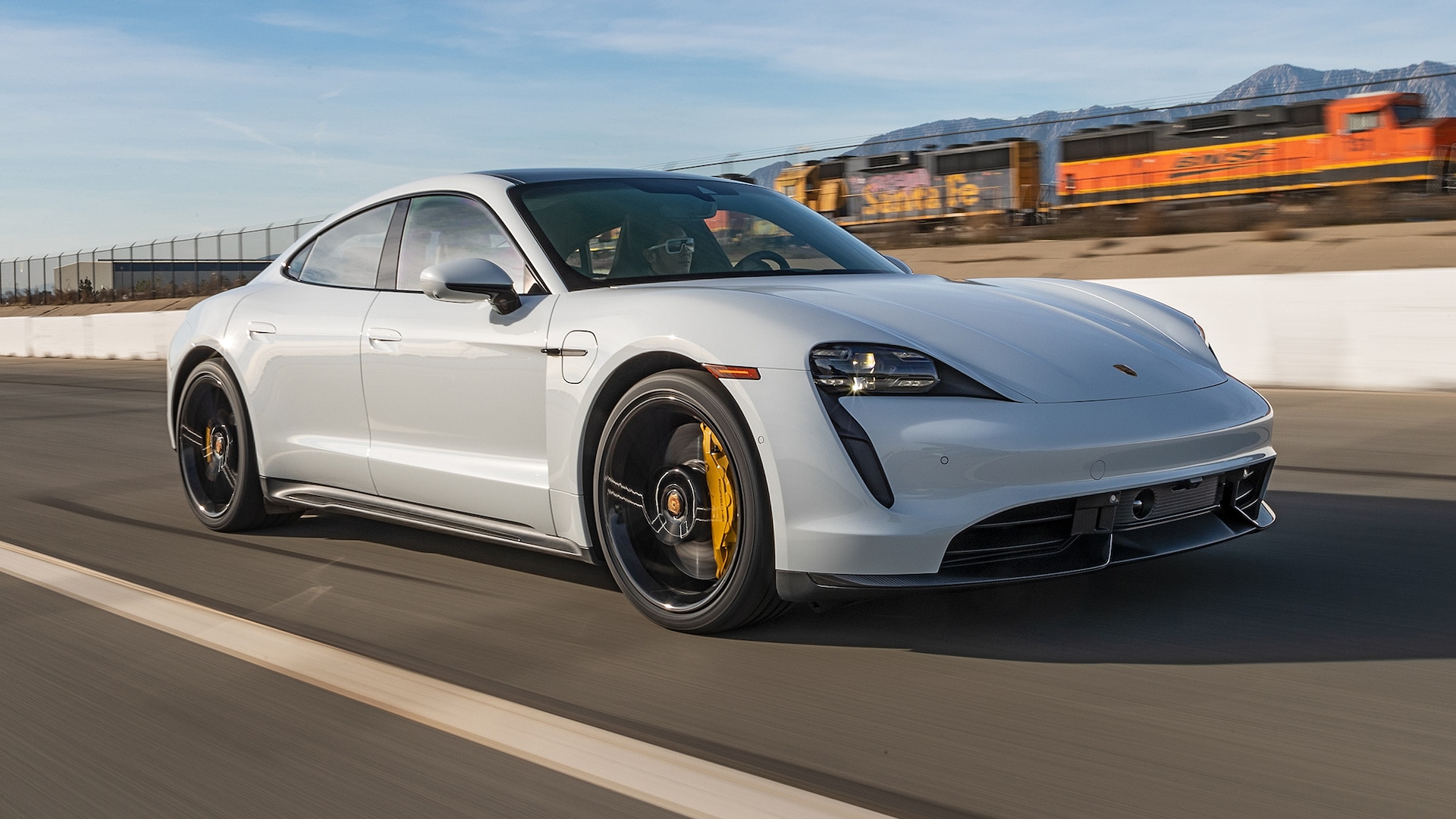 2020 Porsche Taycan Turbo S First Test: Lächerlich Mode