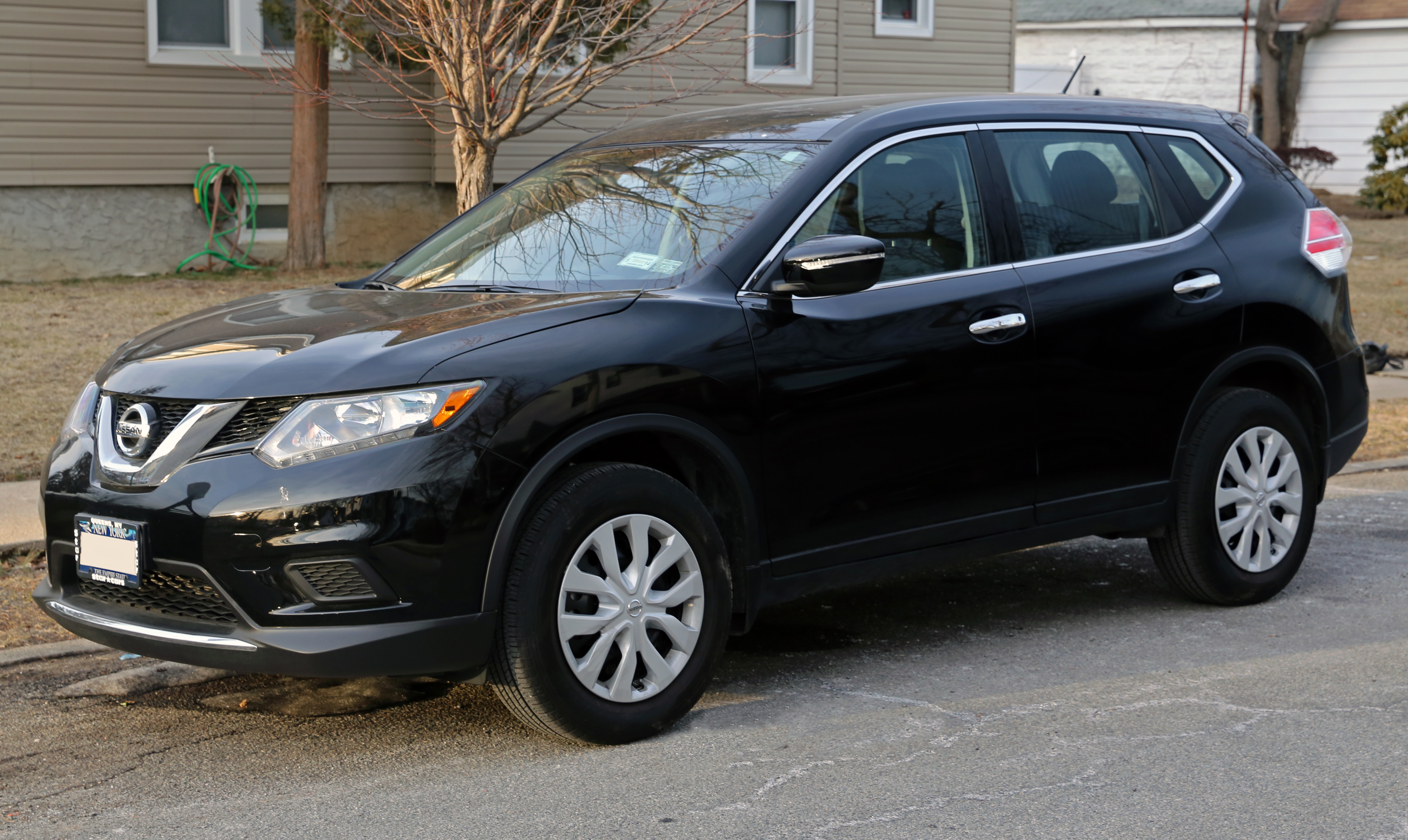 File:2014 Nissan Rogue S AWD front left.jpg - Wikimedia Commons
