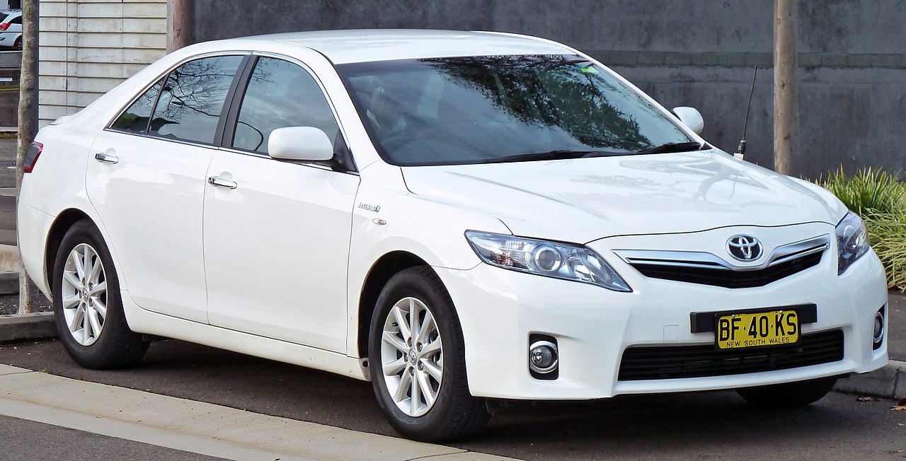 File:2010 Toyota Hybrid Camry (AHV40R MY10) sedan (2010-07-10) 01.jpg -  Wikipedia
