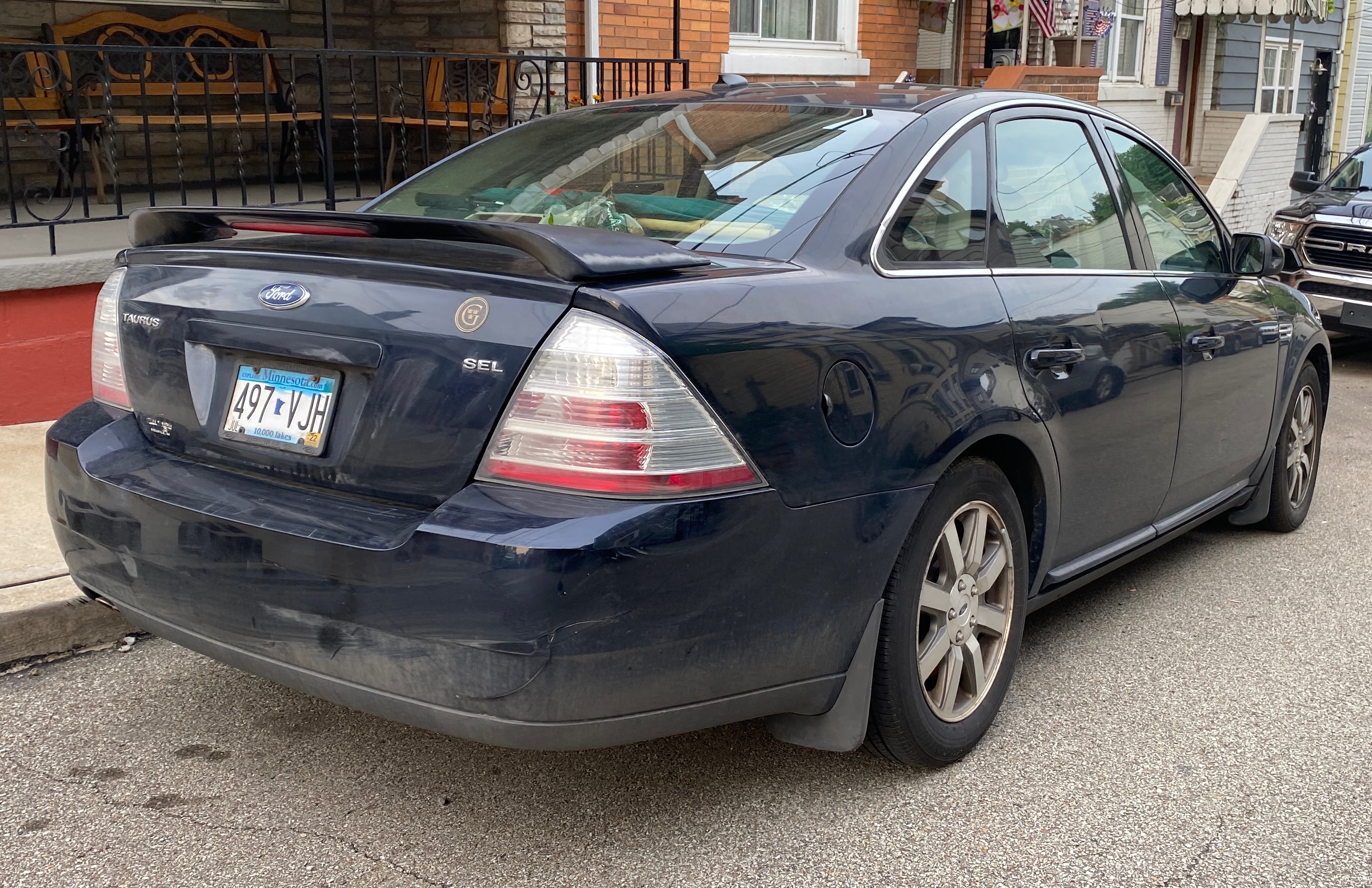 File:2008 Ford Taurus SEL in Dark Ink Blue Clearcoat Metallic, rear right,  05-20-2022.jpg - Wikimedia Commons