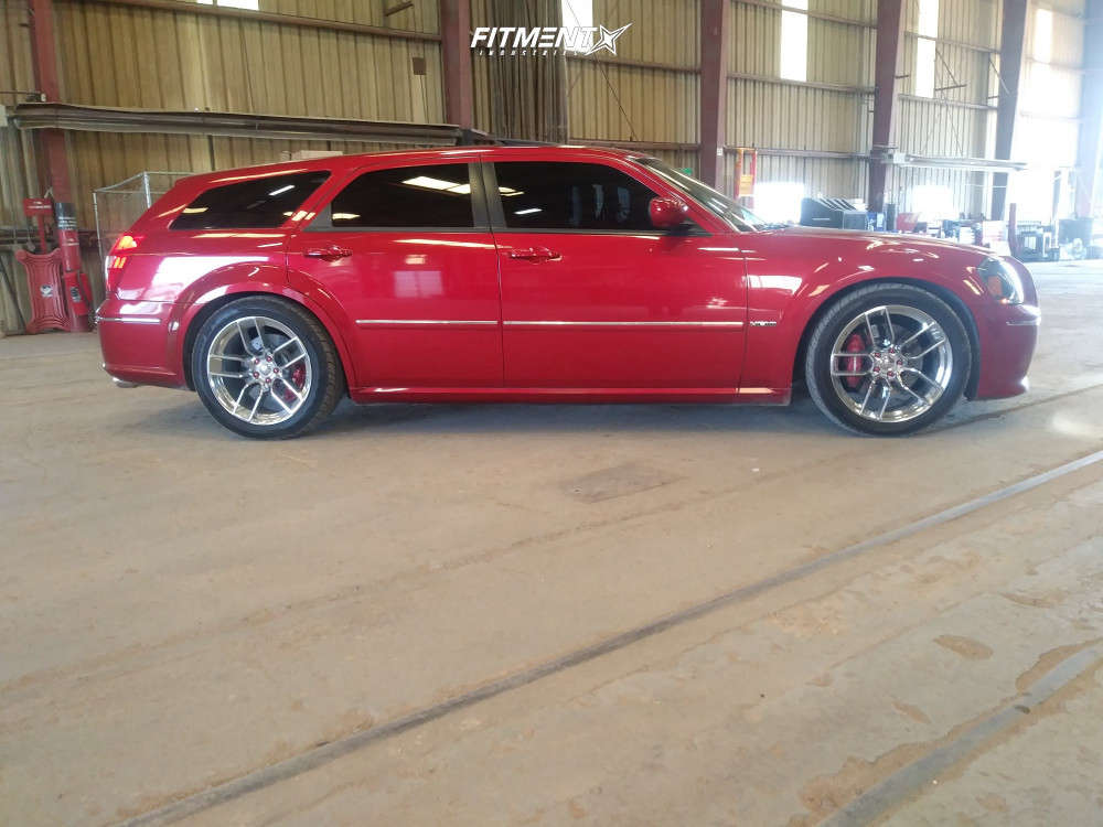 2006 Dodge Magnum R/T with 20x9 OE Performance 179 and Toyo Tires 275x40 on  Stock Suspension | 1122418 | Fitment Industries