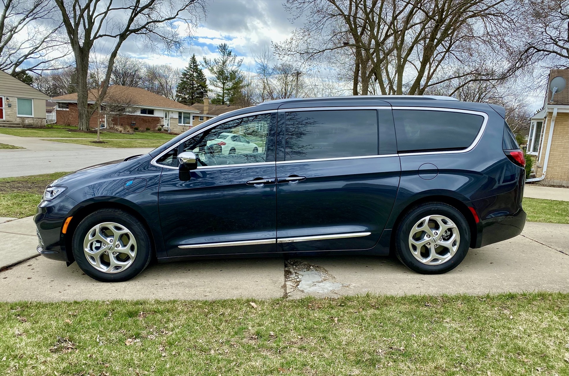 Review update: 2021 Chrysler Pacifica Hybrid hits the family vehicle sweet  spot