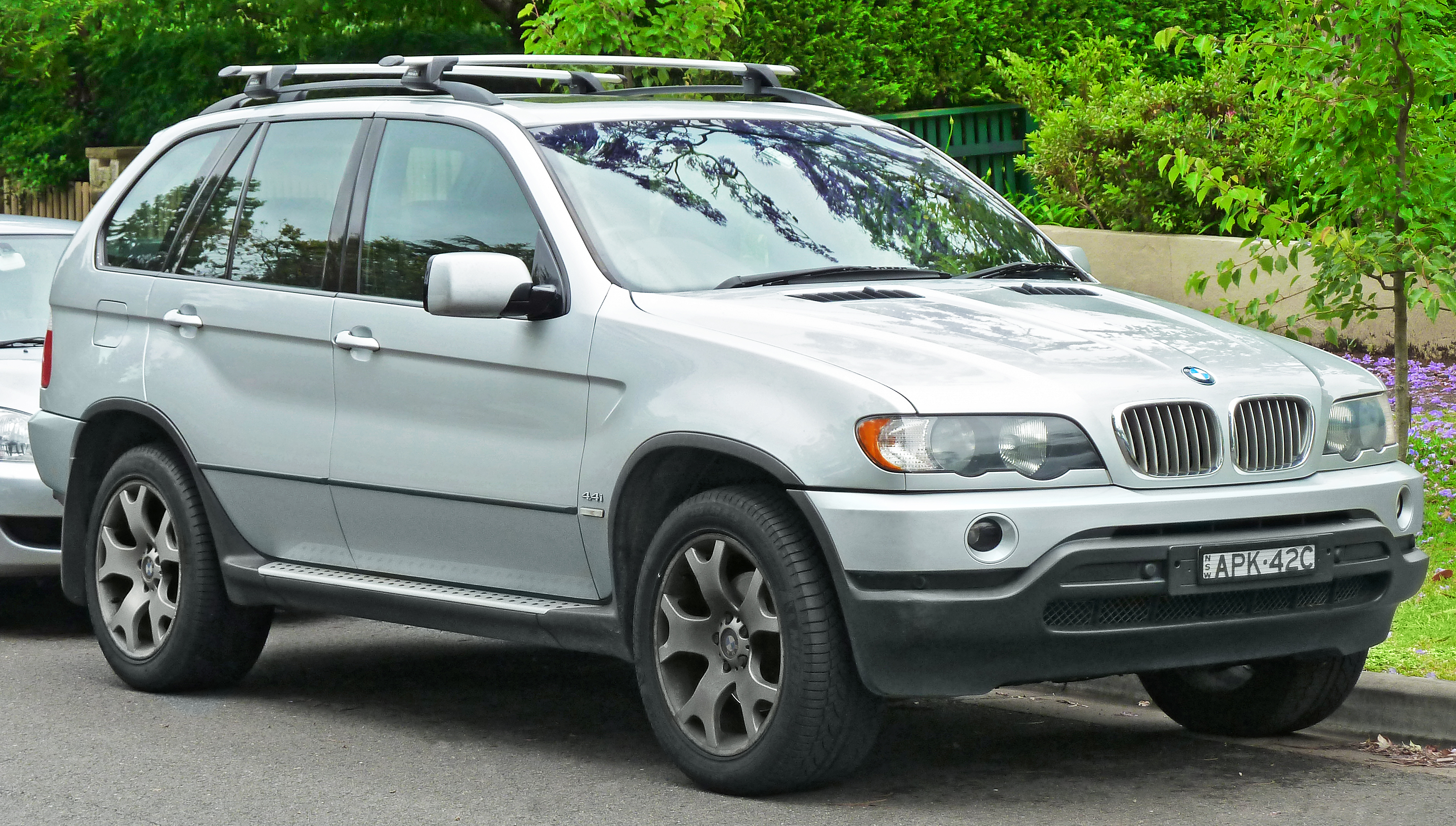 File:2000-2003 BMW X5 (E53) 4.4i wagon (2011-11-18).jpg - Wikimedia Commons