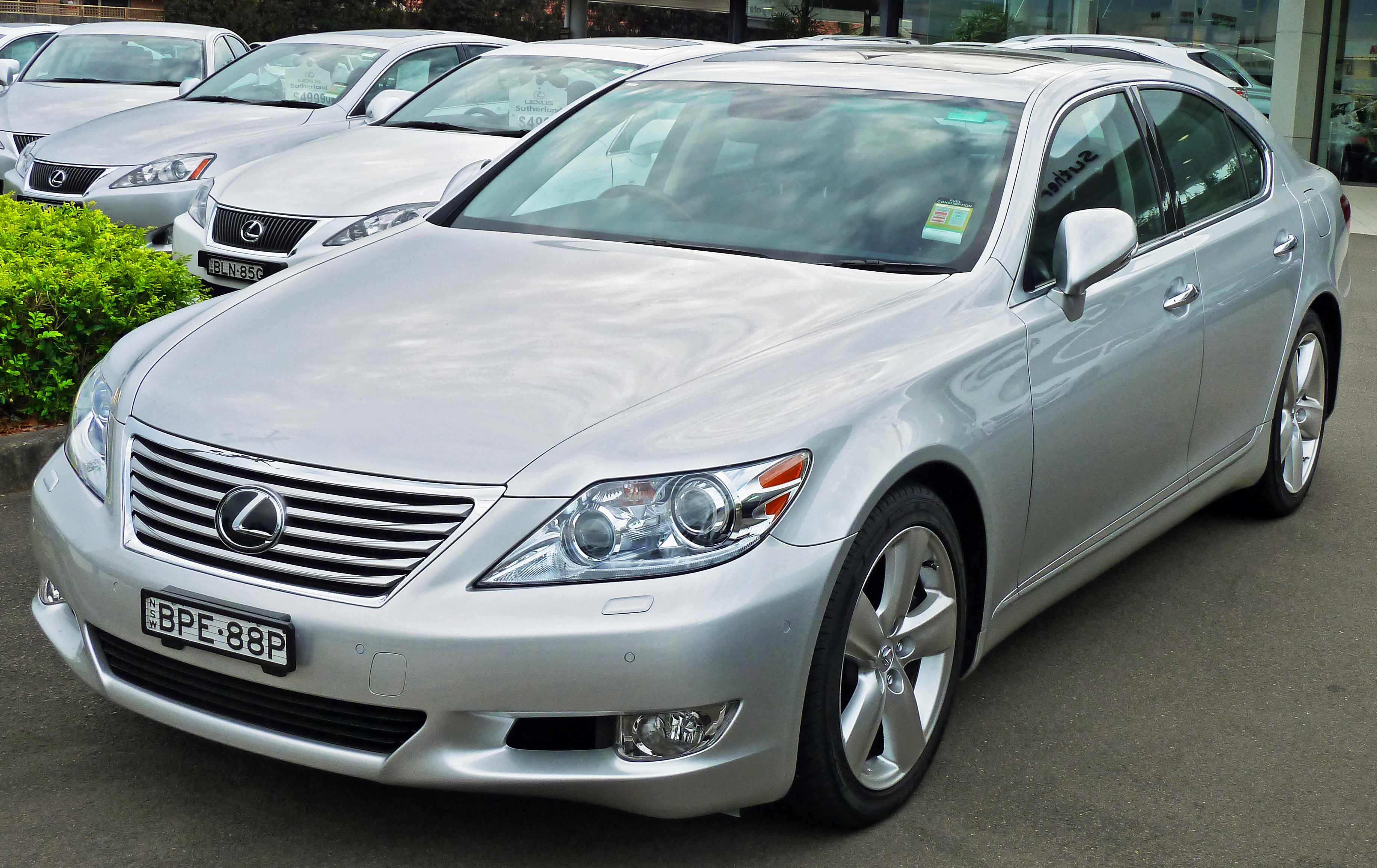 File:2010-2011 Lexus LS 460 (USF40R MY10) sedan (2011-04-22) 01.jpg -  Wikimedia Commons