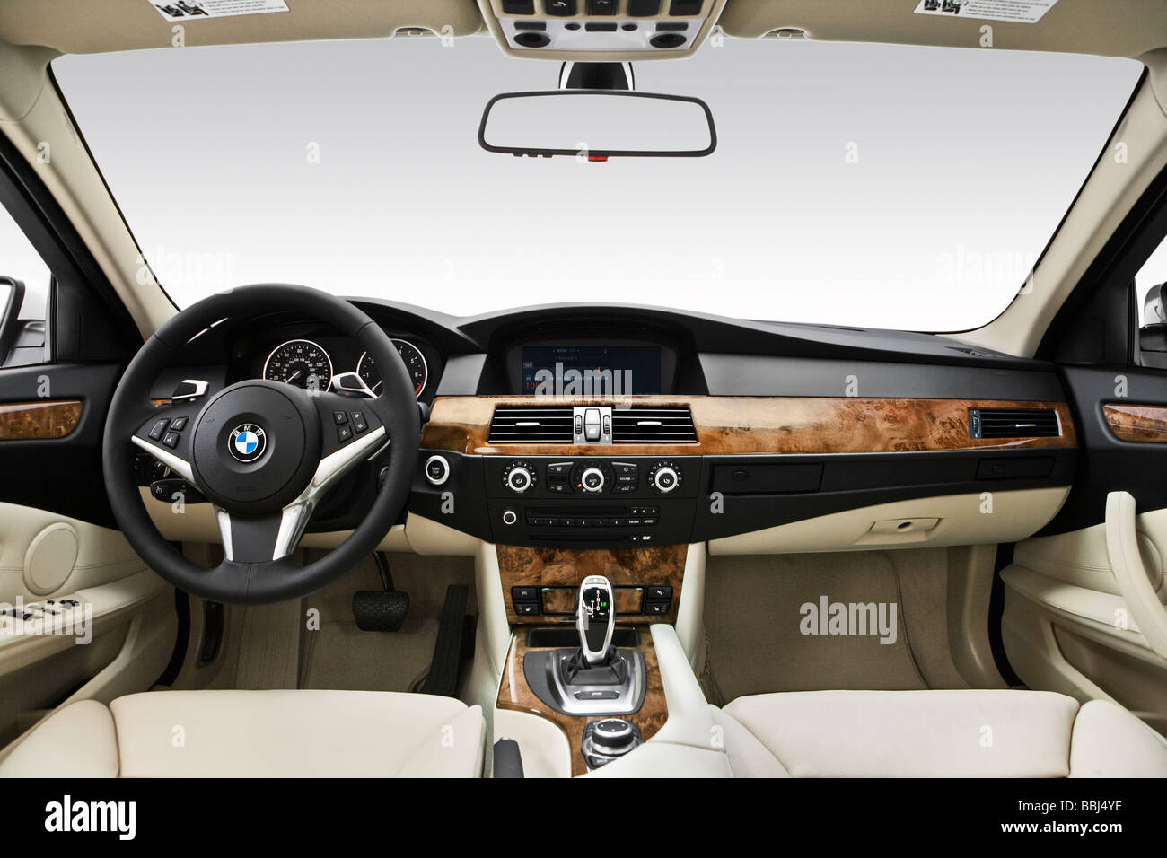 2009 BMW 5-series 550i in White - Dashboard, center console, gear shifter  view Stock Photo - Alamy