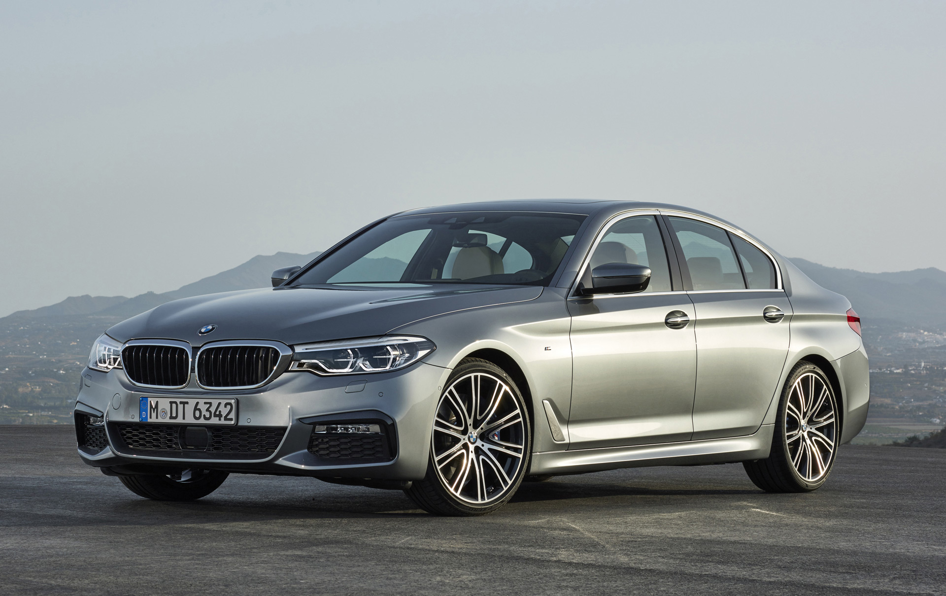 2017 BMW 5-Series first drive review: playing the middle