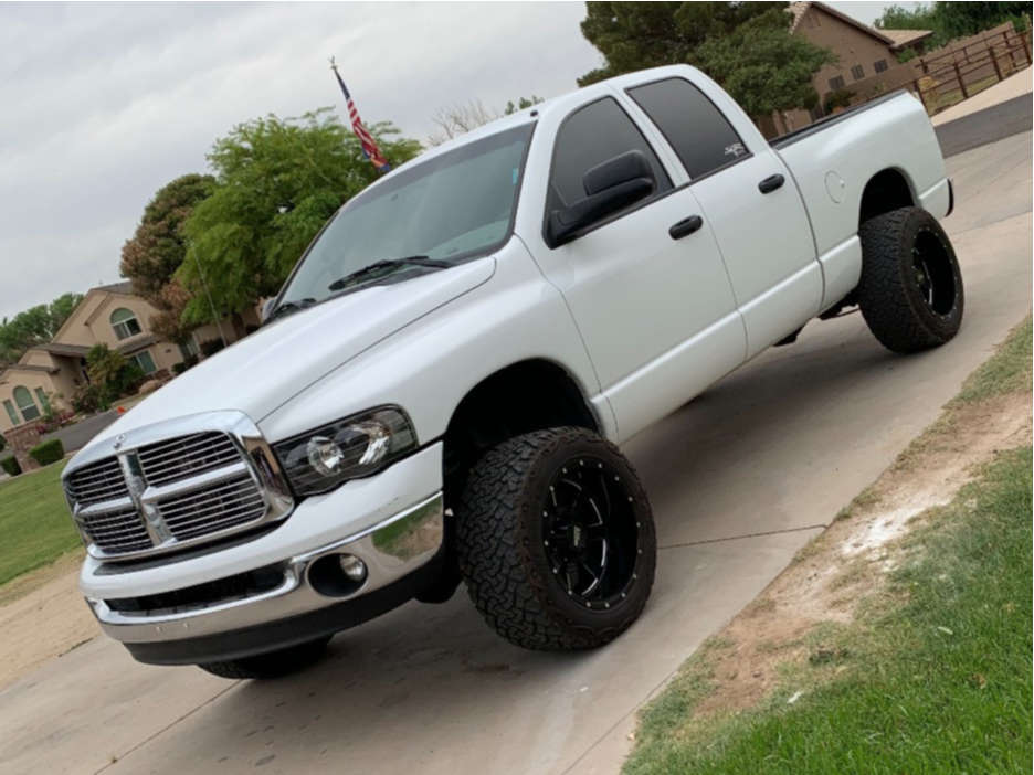2004 Dodge Ram 2500 with 17x8.5 Method MR305 and 35/12.5R17 General Grabber  and Leveling Kit | Custom Offsets