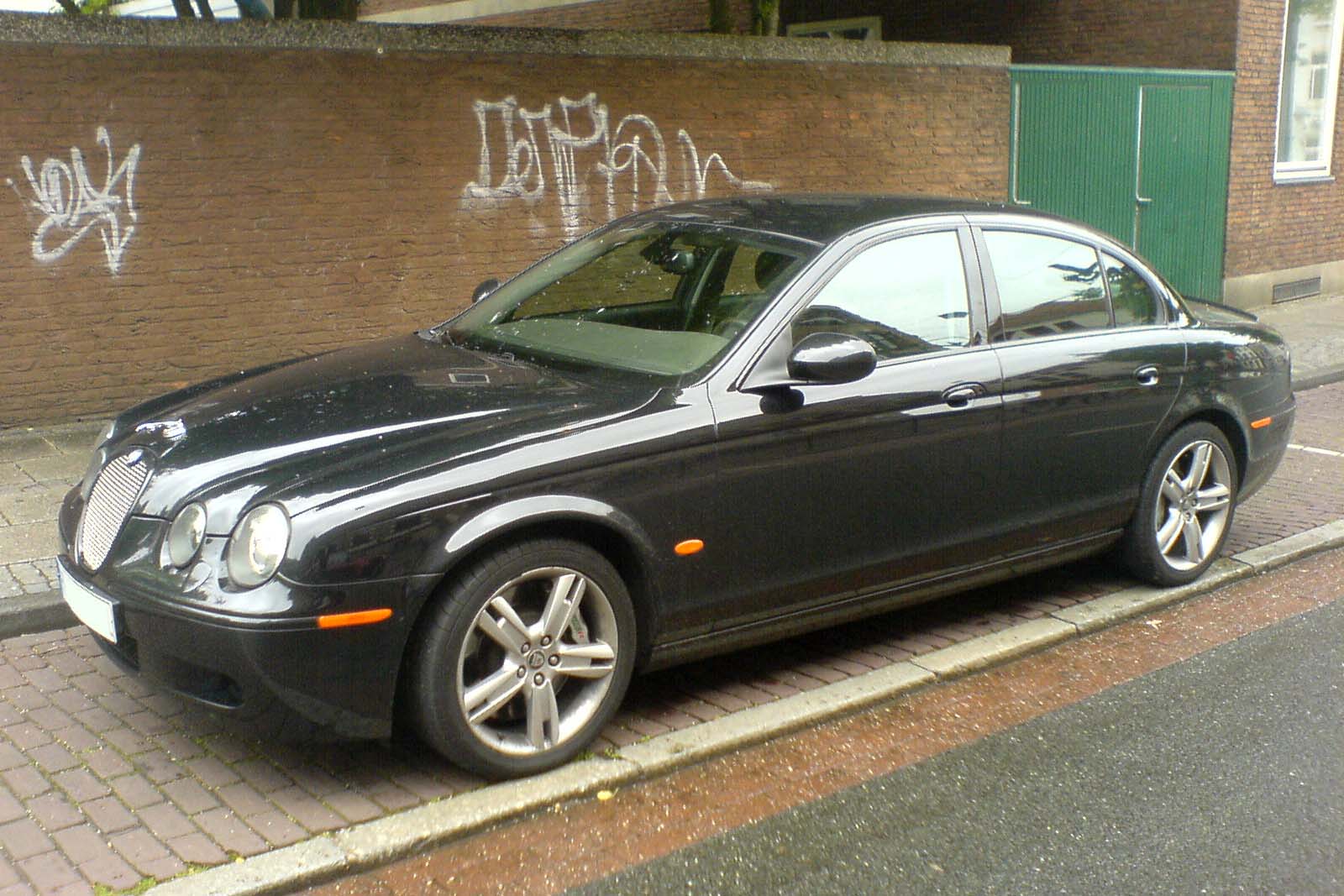 File:Jaguar S-Type R schwarz vl.jpg - Wikimedia Commons