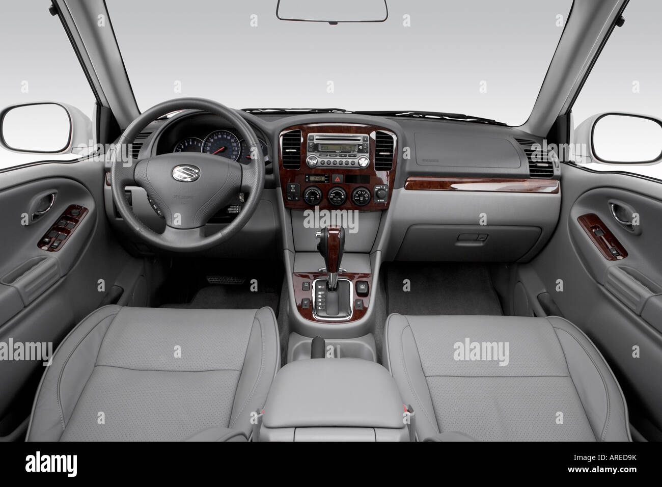 2006 Suzuki XL7 Premium in Silver - Dashboard, center console, gear shifter  view Stock Photo - Alamy