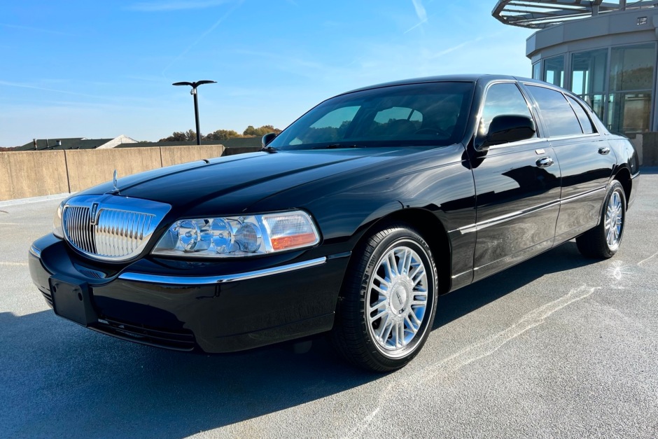 No Reserve: 6k-Mile 2010 Lincoln Town Car Signature L for sale on BaT  Auctions - sold for $60,500 on December 9, 2022 (Lot #92,927) | Bring a  Trailer