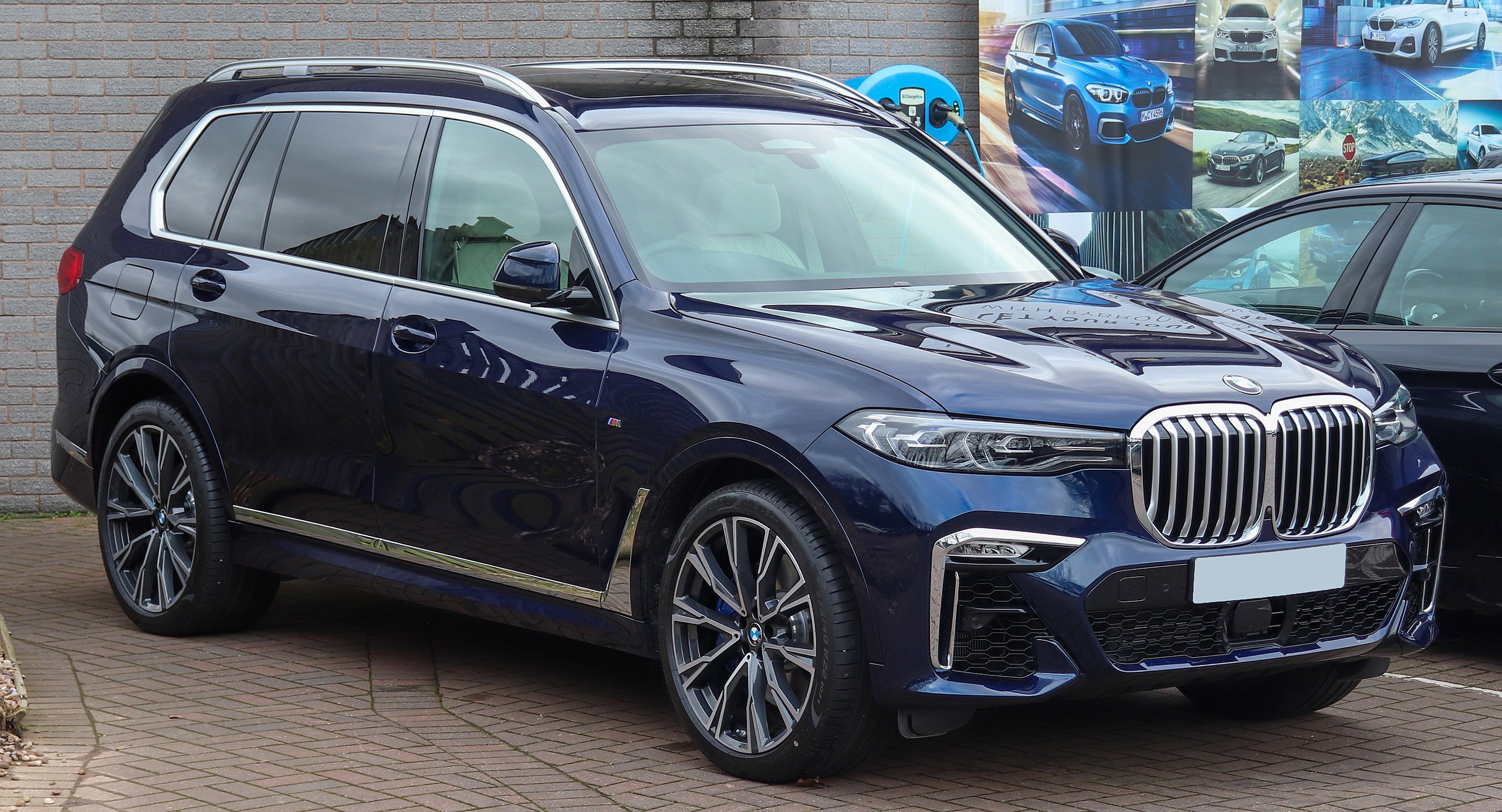 File:2020 BMW X7 M Sport.jpg - Wikimedia Commons