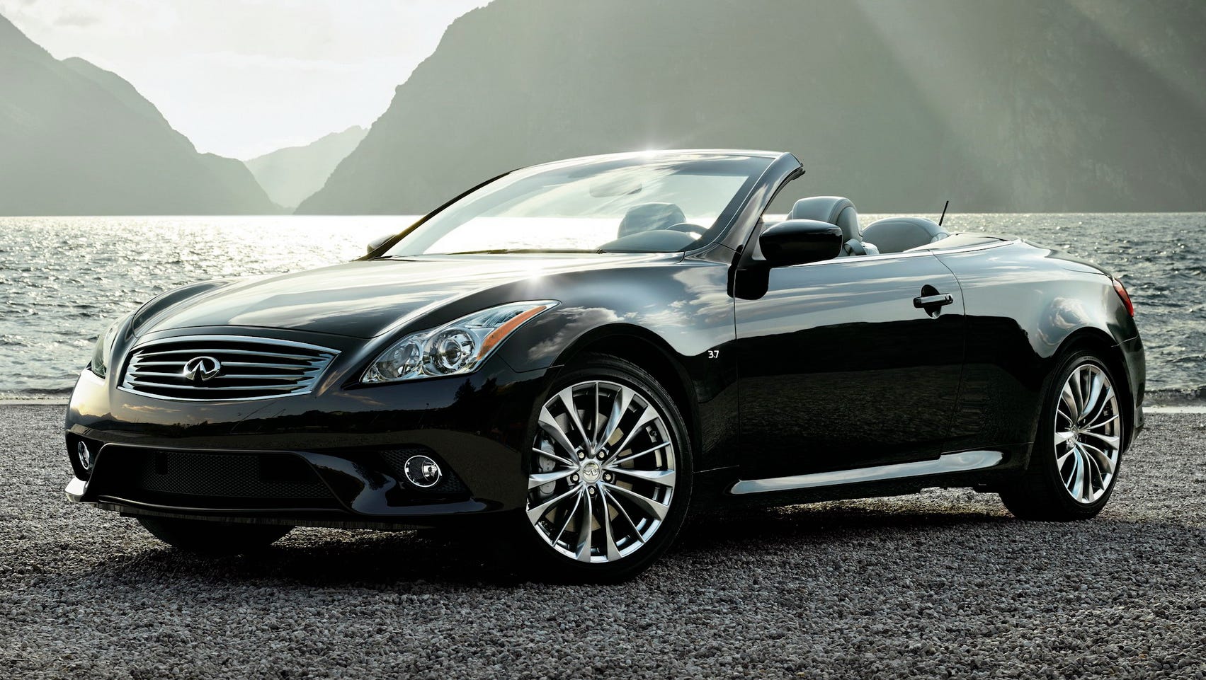 2014 Infiniti Q60 brings luxury to a convertible