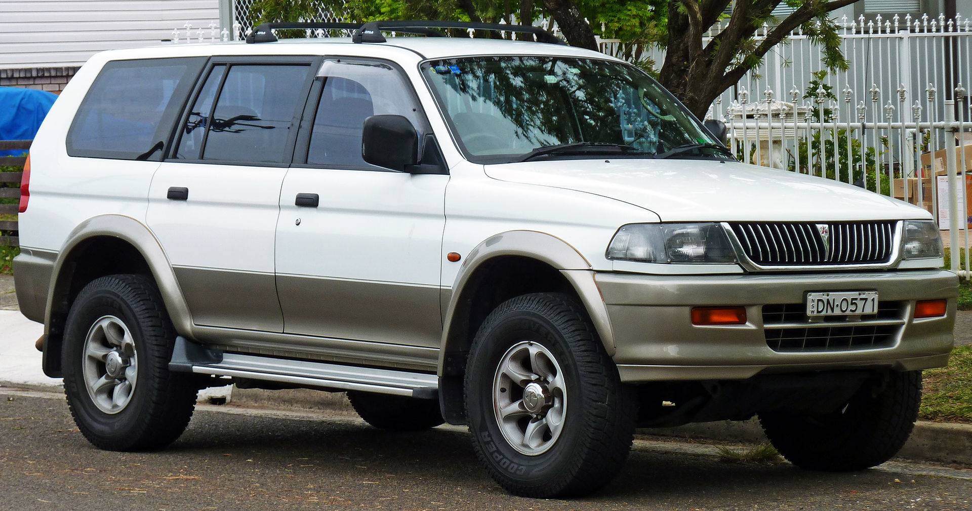 1998 Mitsubishi Montero Sport ES - 4dr SUV 2.4L Manual