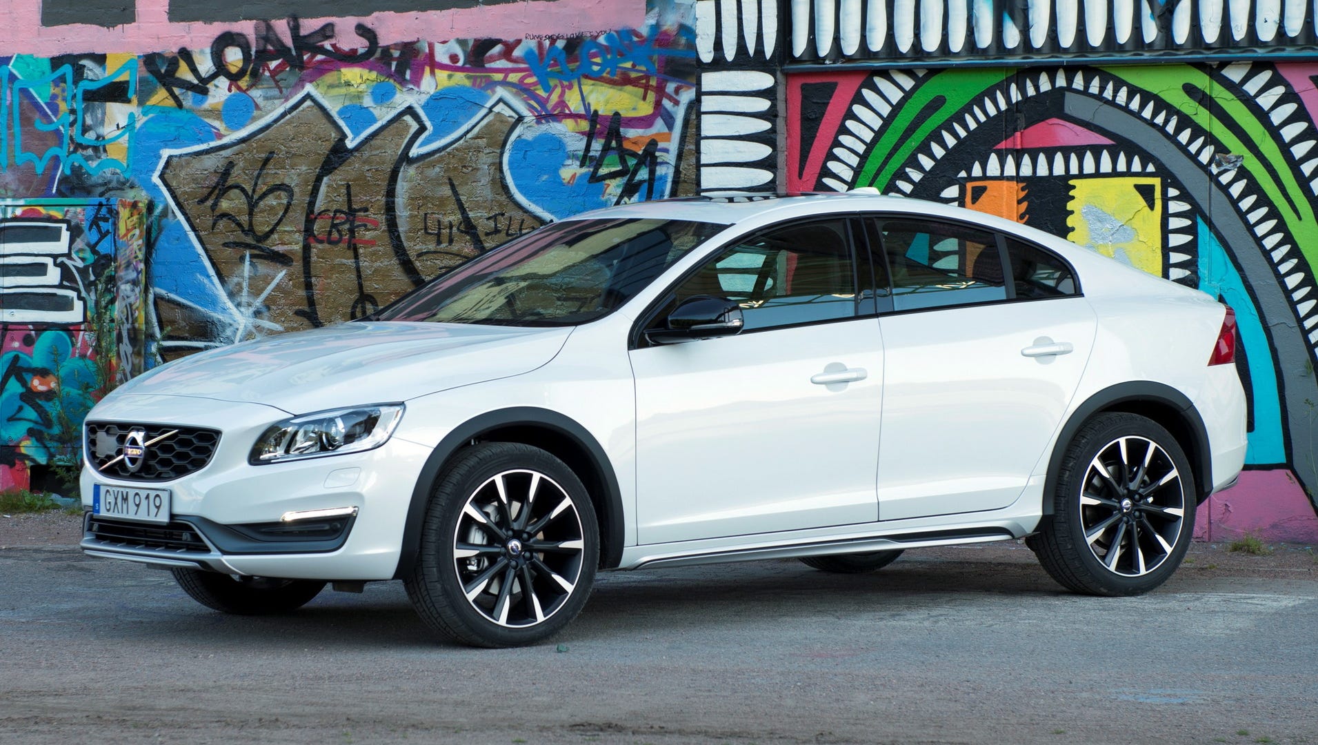 2016 Volvo S60 Cross Country goes outside the box